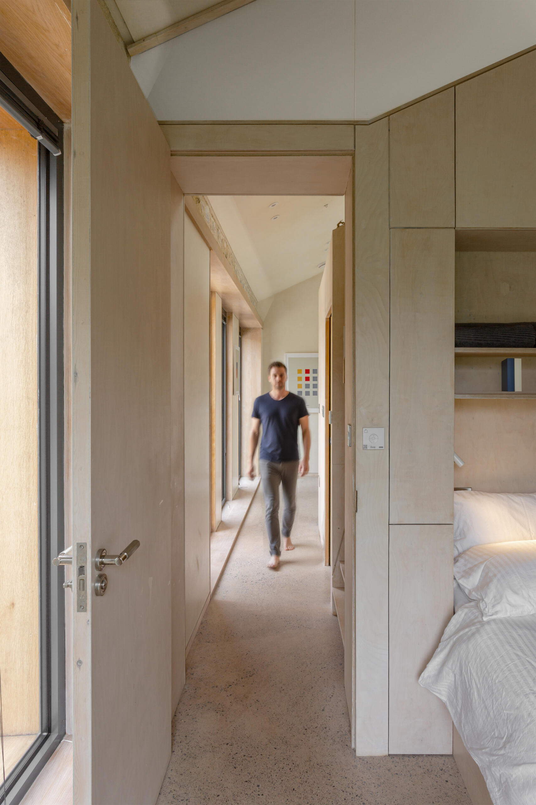 El dormitorio principal se encuentra dentro de la estructura de piedra restaurada. La profunda revelación crea un suave nicho para sentarse y reflexionar, y enmarca perfectamente las vistas al jardín.