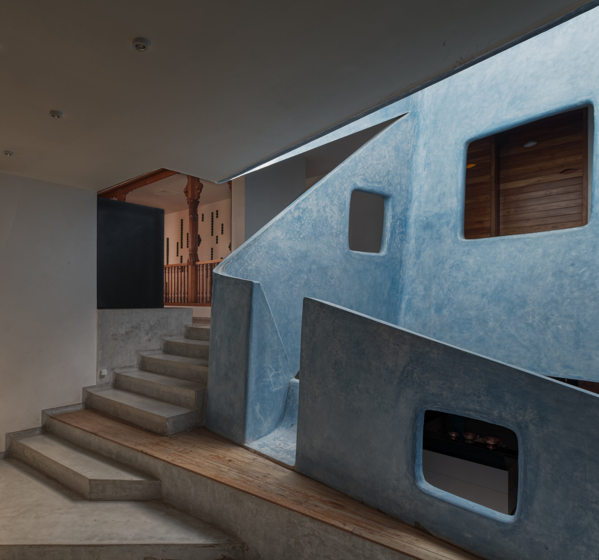 Learn how the Ferrogami crafted staircases connect the shifting levels of the home with lightness and precision.