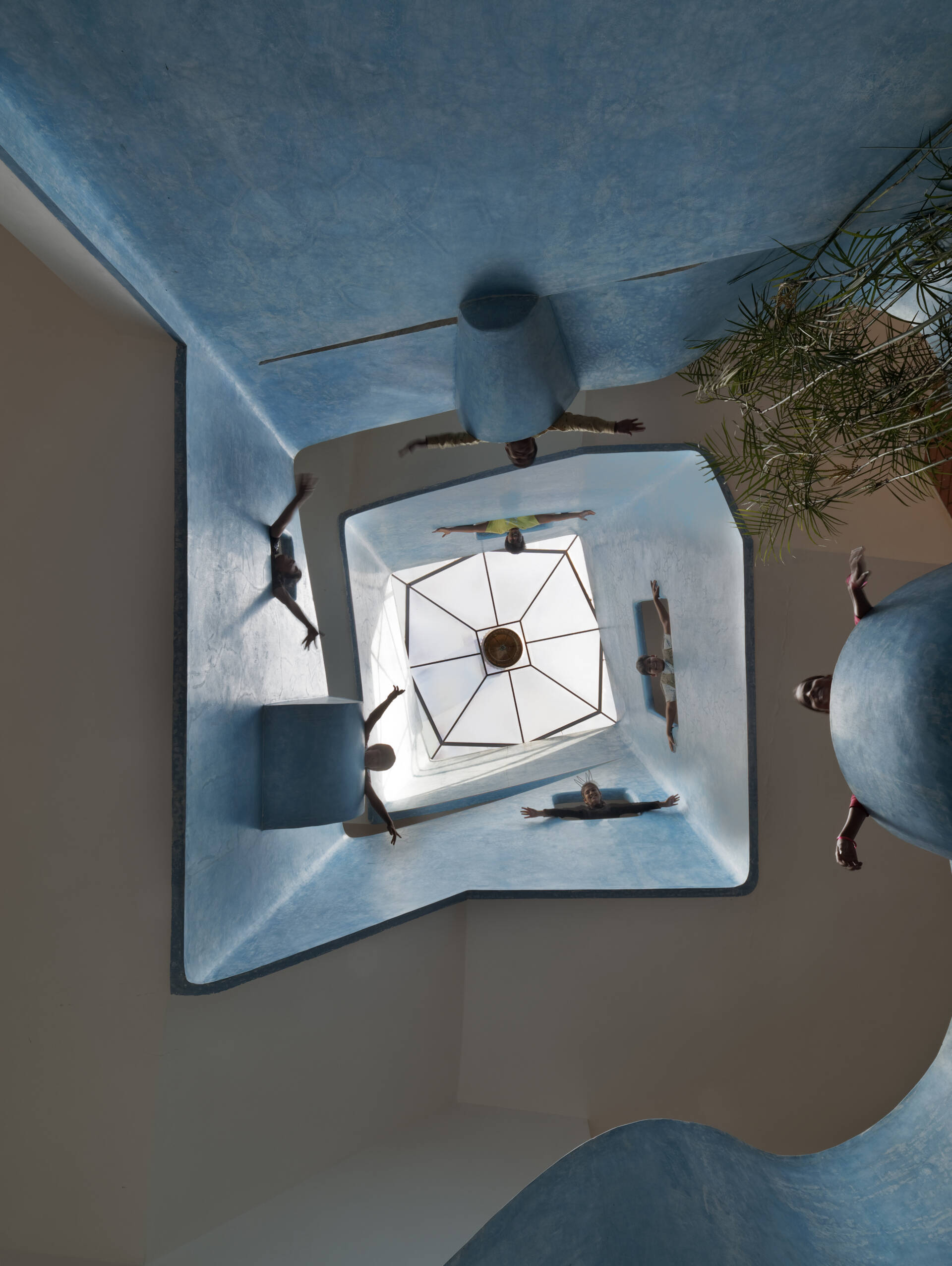 Learn how the Ferrogami crafted staircases connect the shifting levels of the home with lightness and precision.