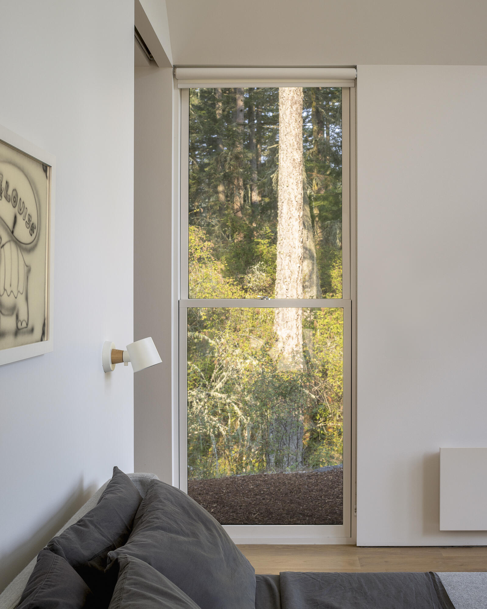 The primary suite opens directly onto the rocky knoll, reinforcing a strong connection to the site and surroundings.