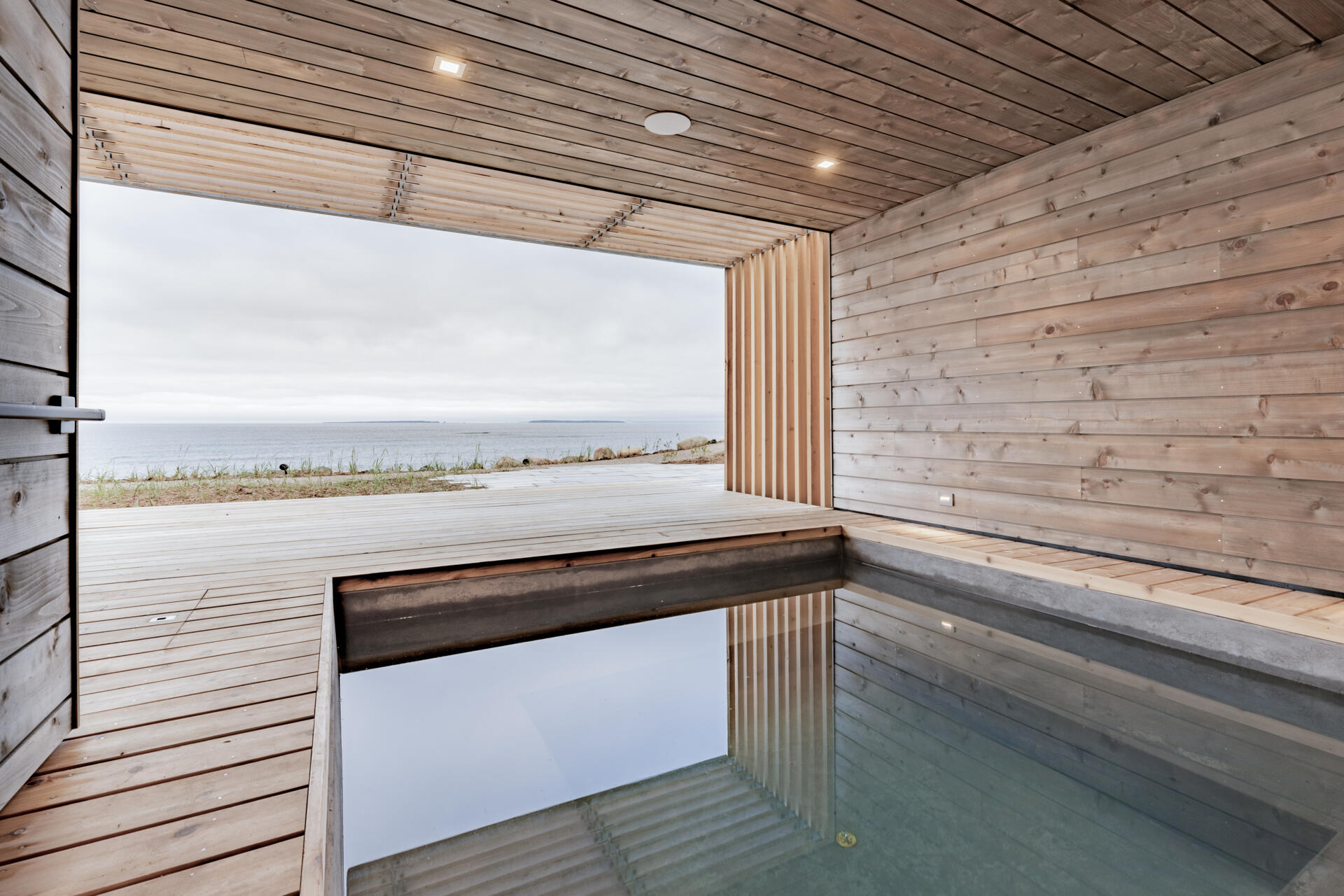 El spa de playa, cubierto completamente de cedro rojo occidental, cuenta con bañera de hidromasaje cubierta, sauna y bar. La bañera de hidromasaje cuenta con sombrillas/cortinas.