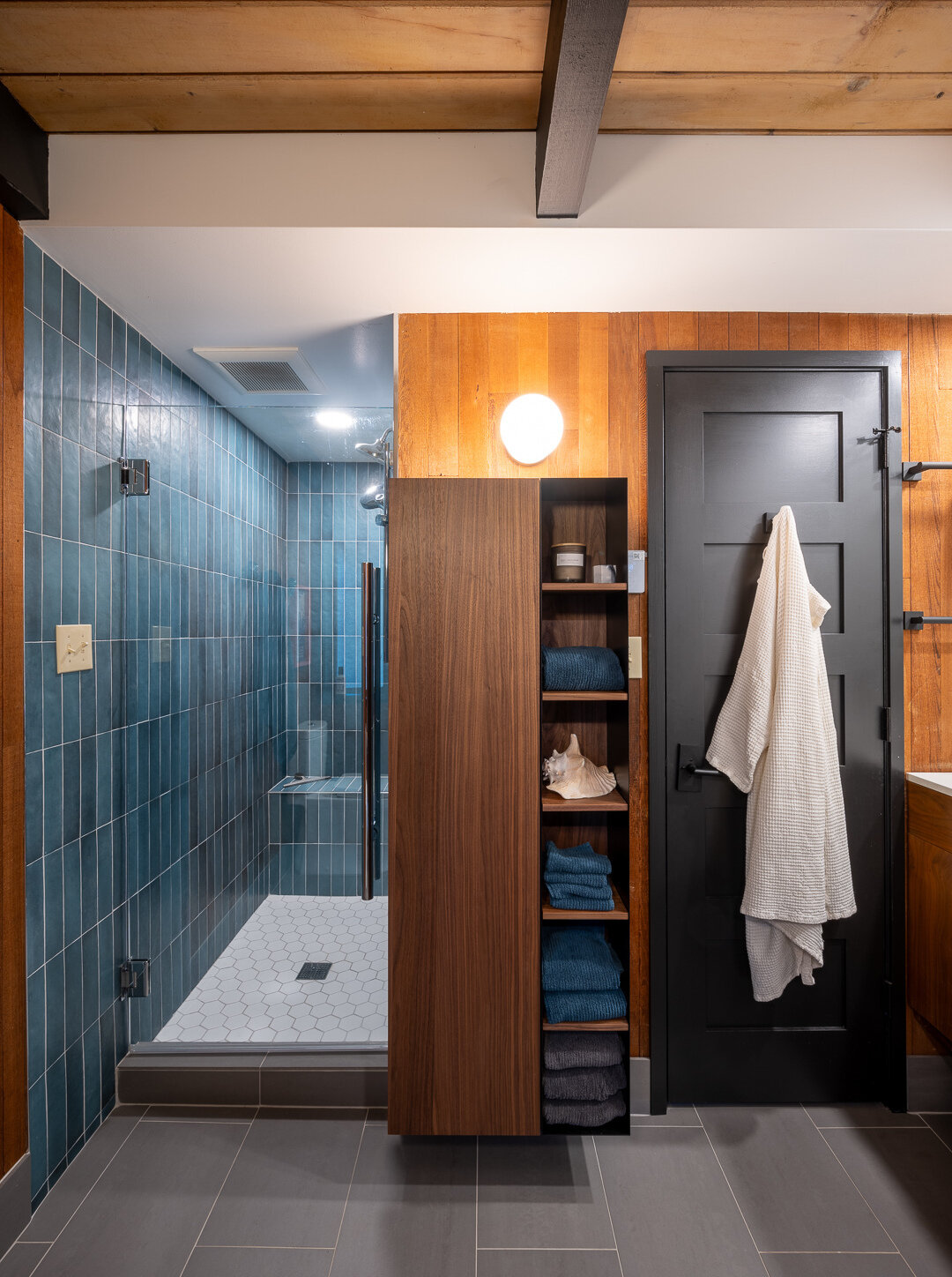 El baño del primer piso ha sido completamente remodelado. La pequeña ducha de fibra de vidrio fue reemplazada por una ducha de azulejos personalizada más grande. Los pisos y tocadores se han actualizado y una unidad de lavandería apilable agrega comodidad y mantiene el espacio optimizado.