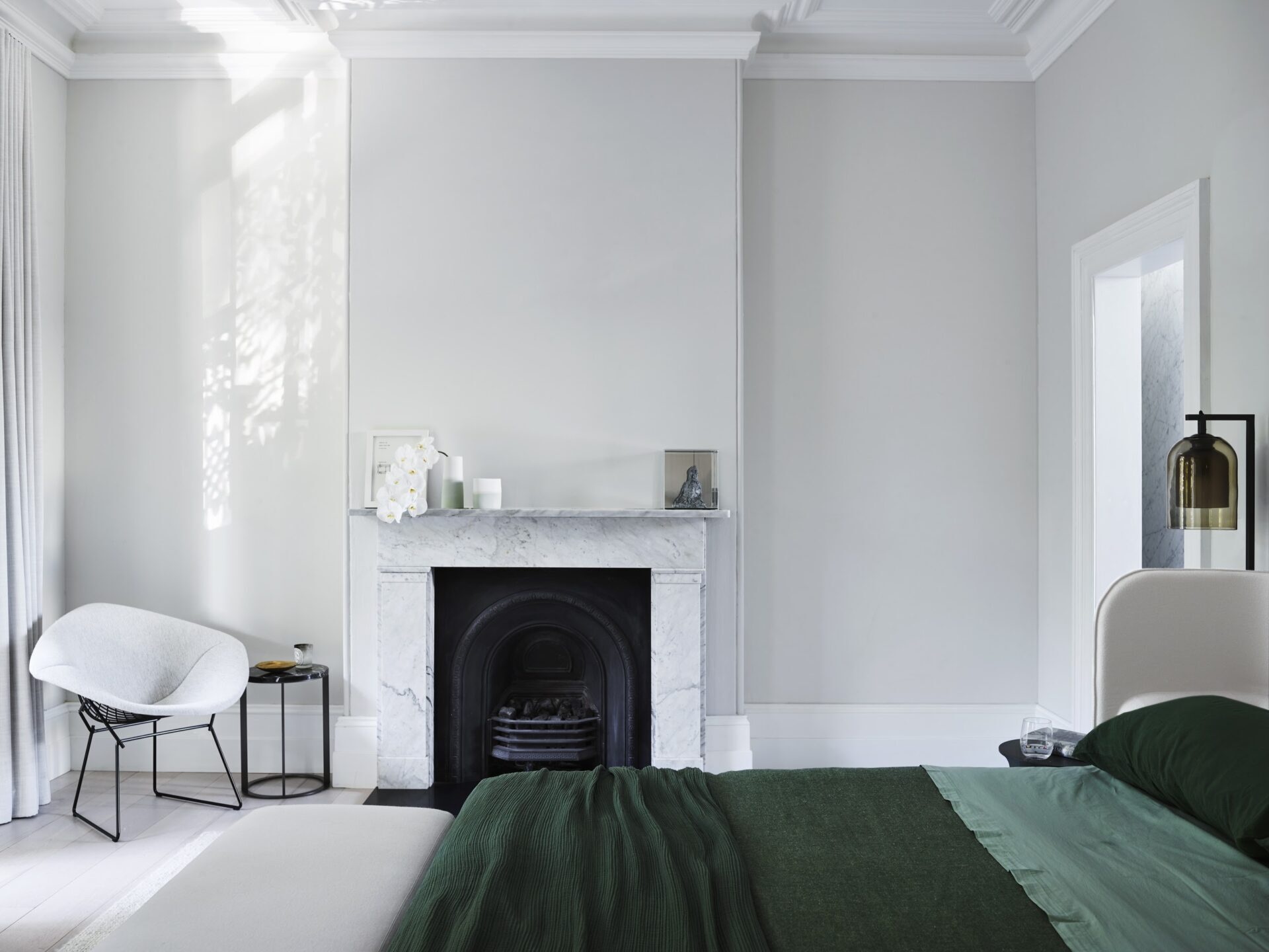 El dormitorio principal cuenta con armarios integrados, lo que mantiene el espacio tranquilo y ordenado.