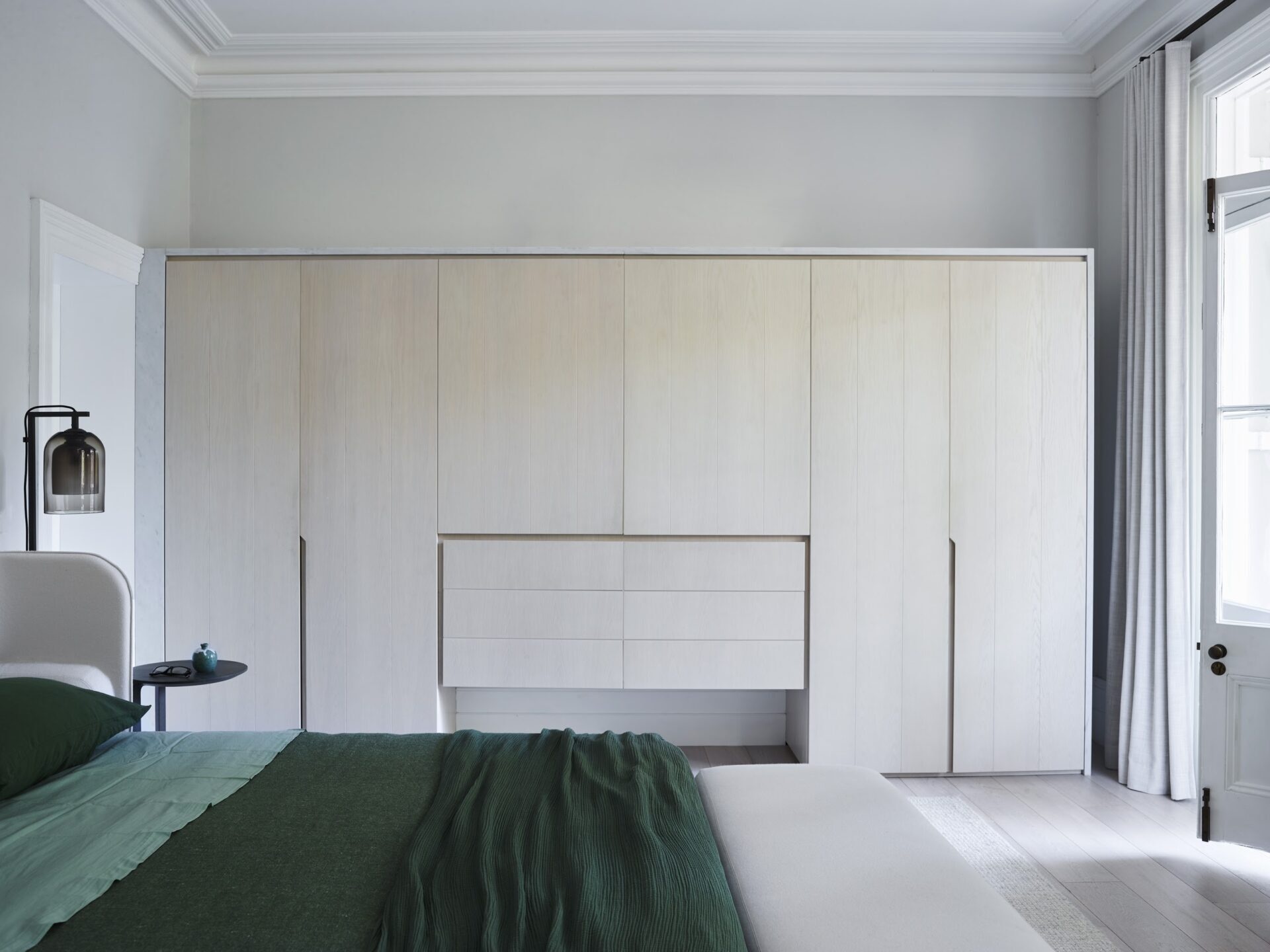 El dormitorio principal cuenta con armarios integrados, lo que mantiene el espacio tranquilo y ordenado.