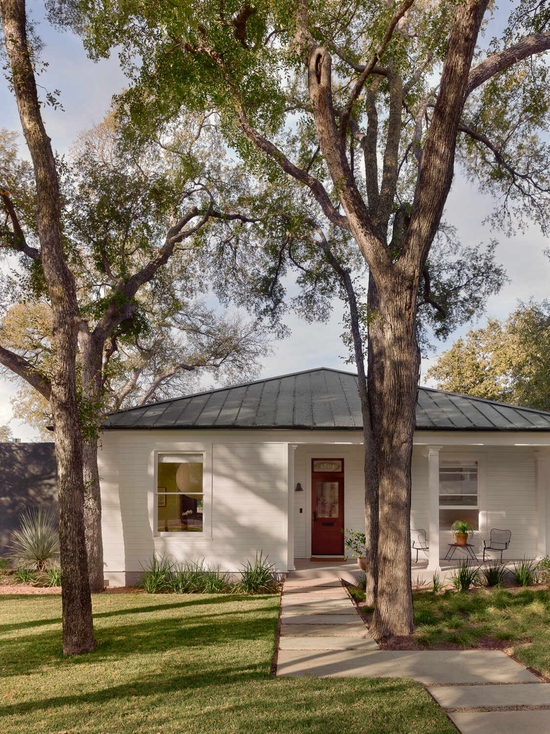 A new addition designed to sit in contrast with the restored historic structure. Rather than mimic the original bungalow, the addition creates an architectural juxtaposition that looks forward while still respecting the home’s past.