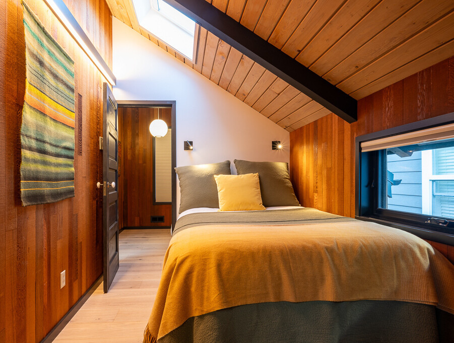 En esta cabaña, las habitaciones permanecen tranquilas y aireadas, manteniendo intacta la estética de mediados de siglo.