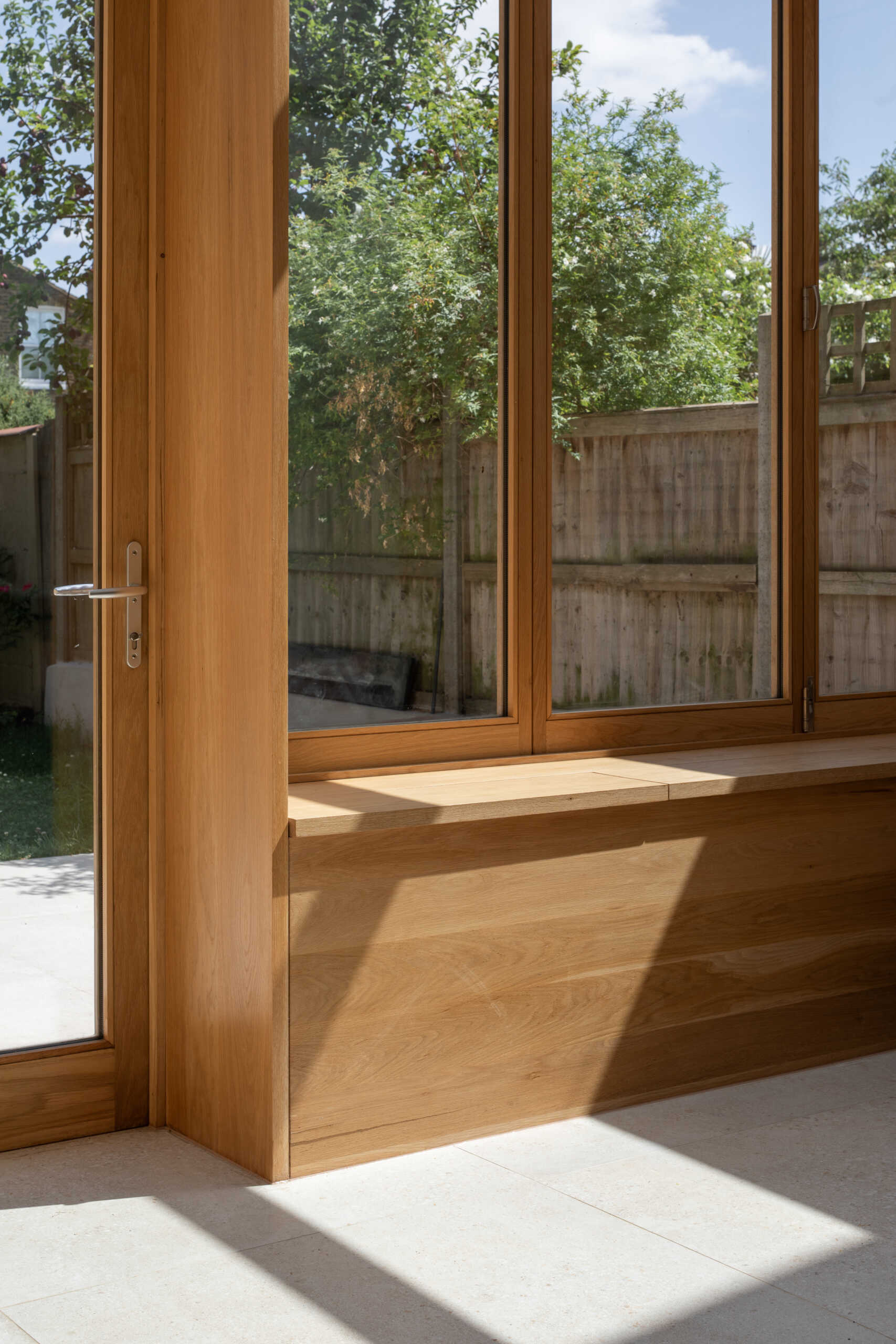 Un banco incorporado en la ventana mantiene el espacio visualmente limpio y al mismo tiempo proporciona almacenamiento elevable que se oculta perfectamente de la vista.