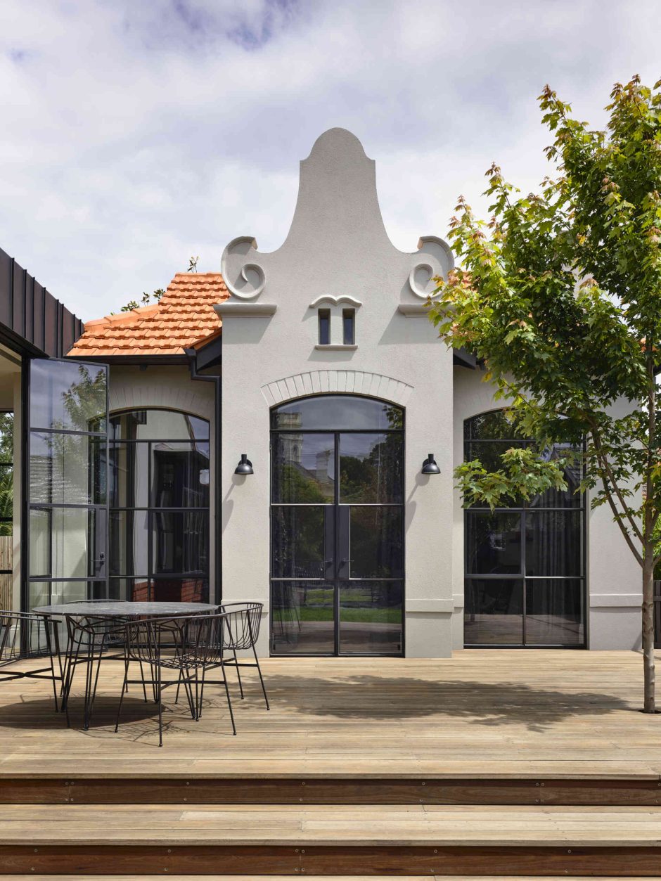 Inside a Heritage Home Renovated With A Dramatic Interior