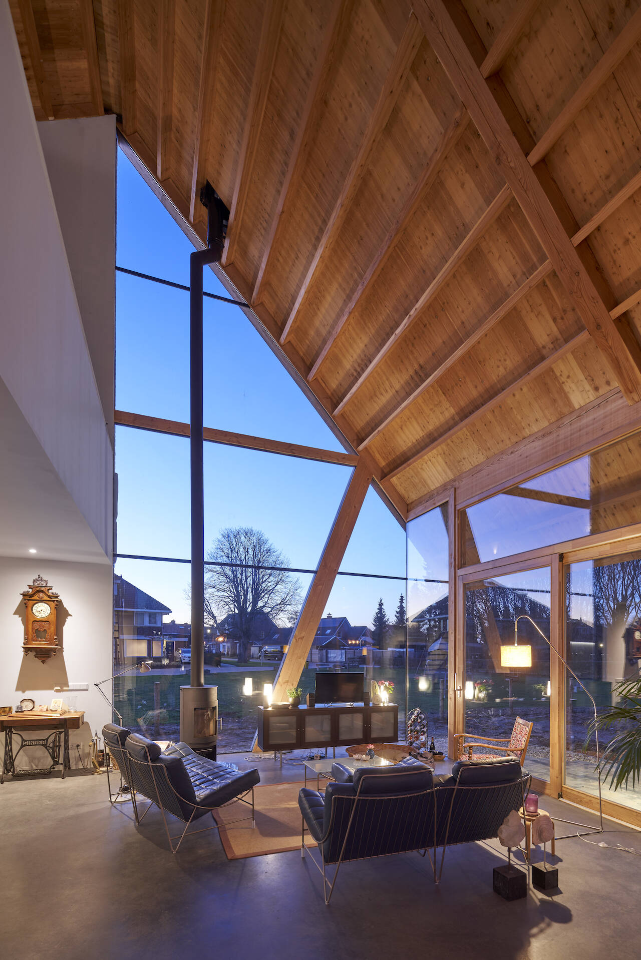 A soaring gable roof and floor-to-ceiling windows flood the open plan living and dining area with natural light from three sides.