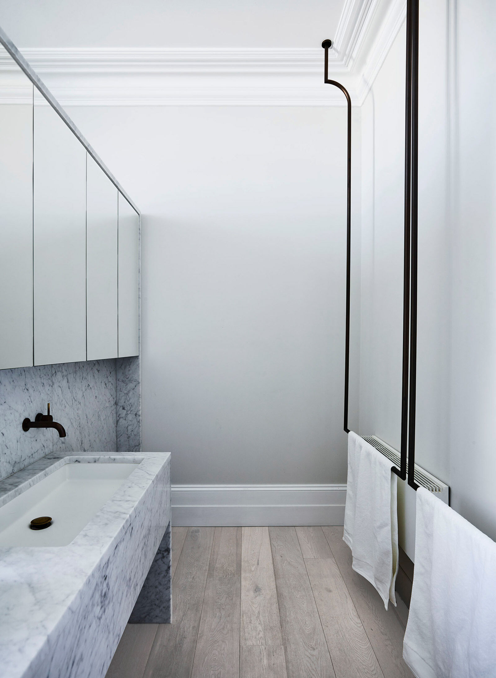 El baño privado utiliza formas curvas y una planificación inteligente para crear una sensación de privacidad.