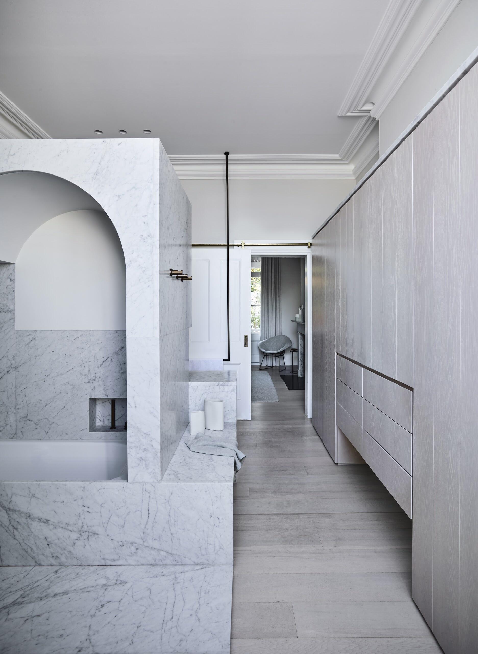 El baño privado utiliza formas curvas y una planificación inteligente para crear una sensación de privacidad.