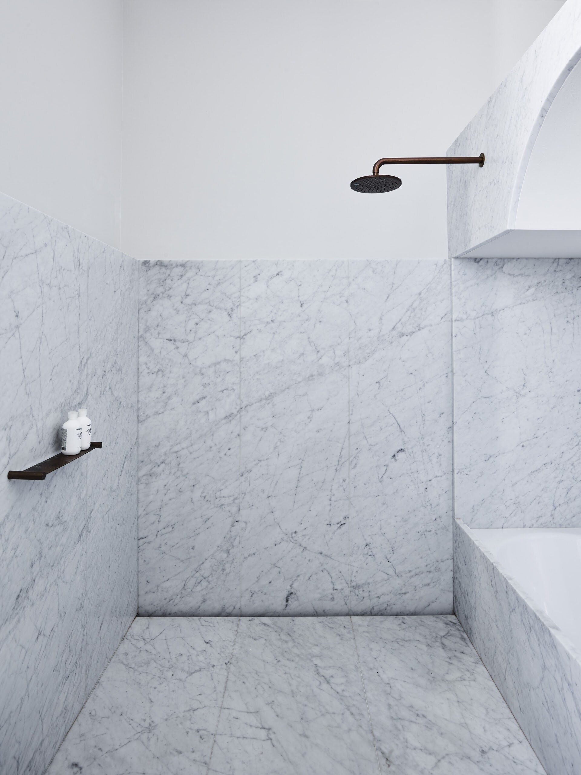 El baño privado utiliza formas curvas y una planificación inteligente para crear una sensación de privacidad.