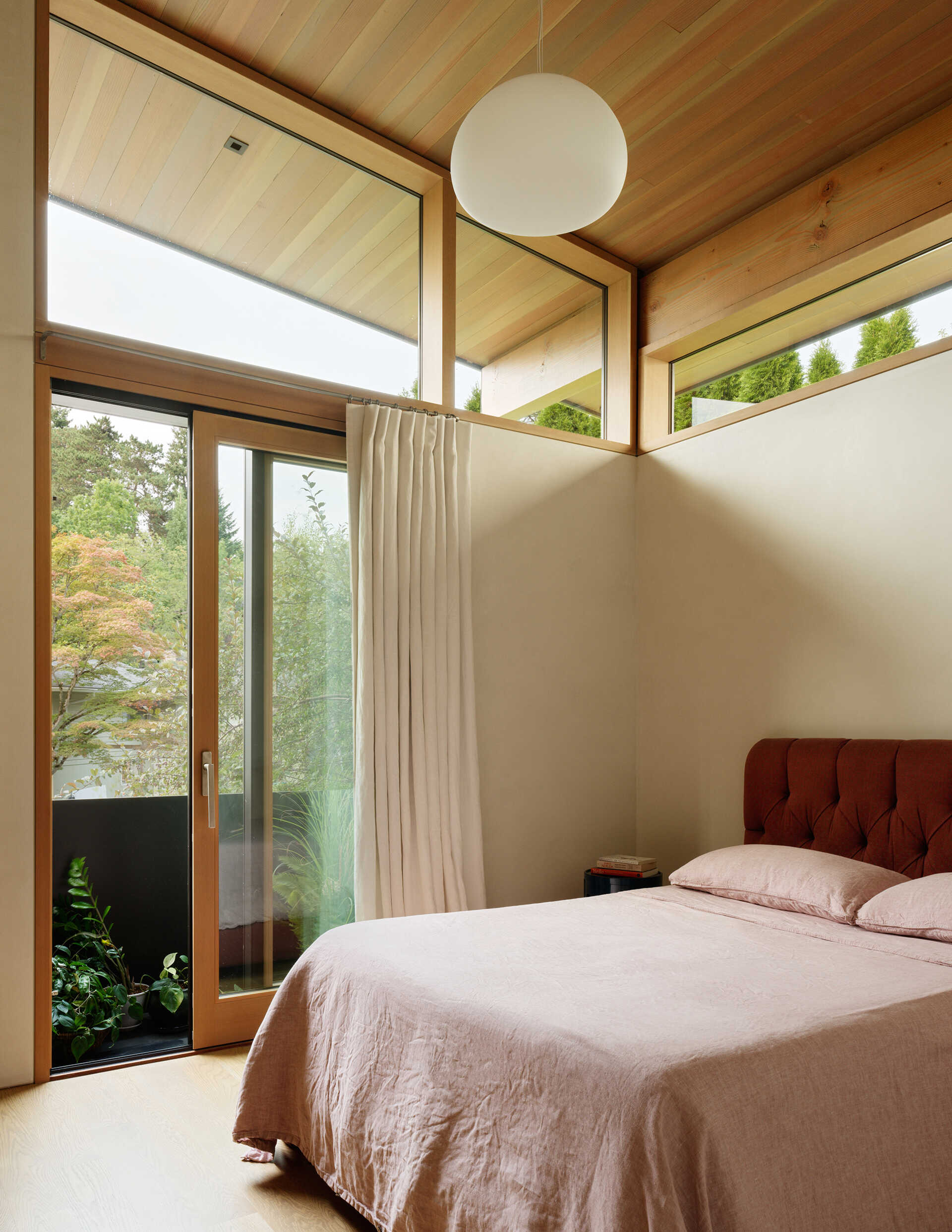 Private spaces maintain the home’s light and natural material palette. Large windows and simple finishes create calm, welcoming bedrooms and bathrooms, ensuring a consistent sense of openness.