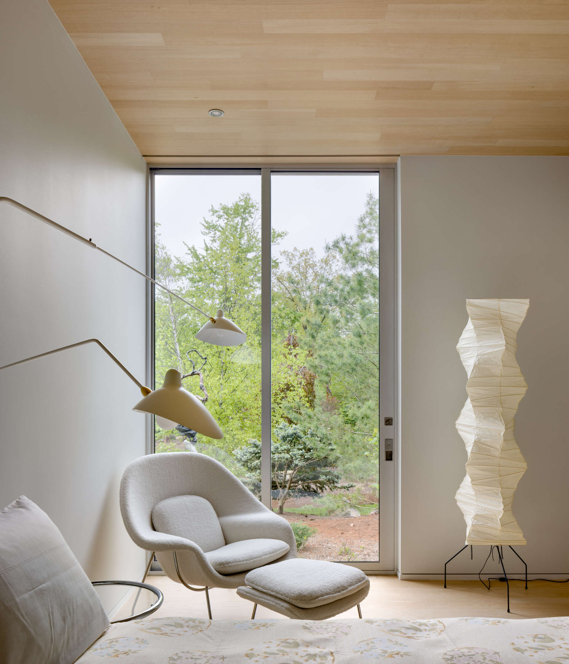 Las habitaciones de esta casa contemporánea continúan con los cálidos tonos de la madera y mantienen una conexión visual con el entorno natural.