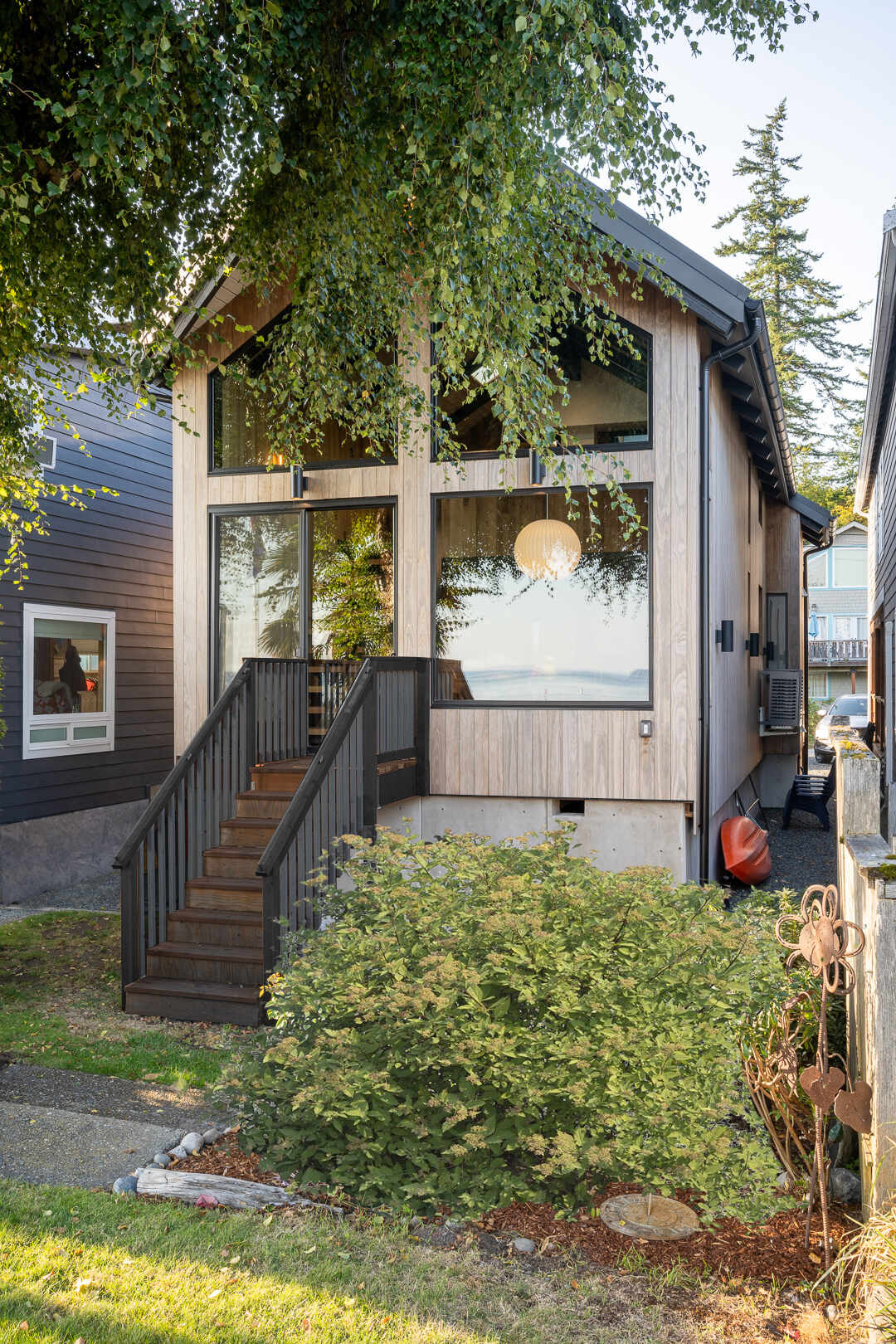 Gracias a la estructura elevada y al nuevo marco de acero, las vistas de Puget Sound están sin obstáculos. Cuatro ventanas más grandes reemplazaron las antiguas seis pequeñas aberturas, lo que hace que la cabina se sienta conectada con el entorno junto al agua y, al mismo tiempo, garantiza la seguridad contra inundaciones.