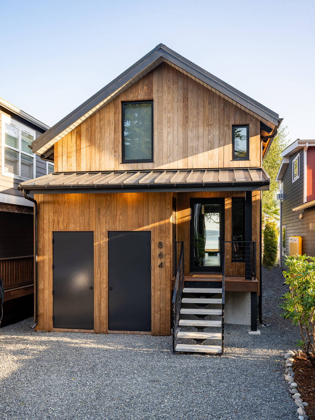 La cabaña se elevó 42 pulgadas por encima de la llanura aluvial de 100 años y contó con una nueva base arquitectónica de hormigón. El revestimiento de madera vertical machihembrado modificada térmicamente sobre un sistema de protección contra la lluvia reemplazó las tejas viejas, y las ventanas de fibra de vidrio de bajo consumo y un techo de metal con juntas alzadas modernizan la apariencia.