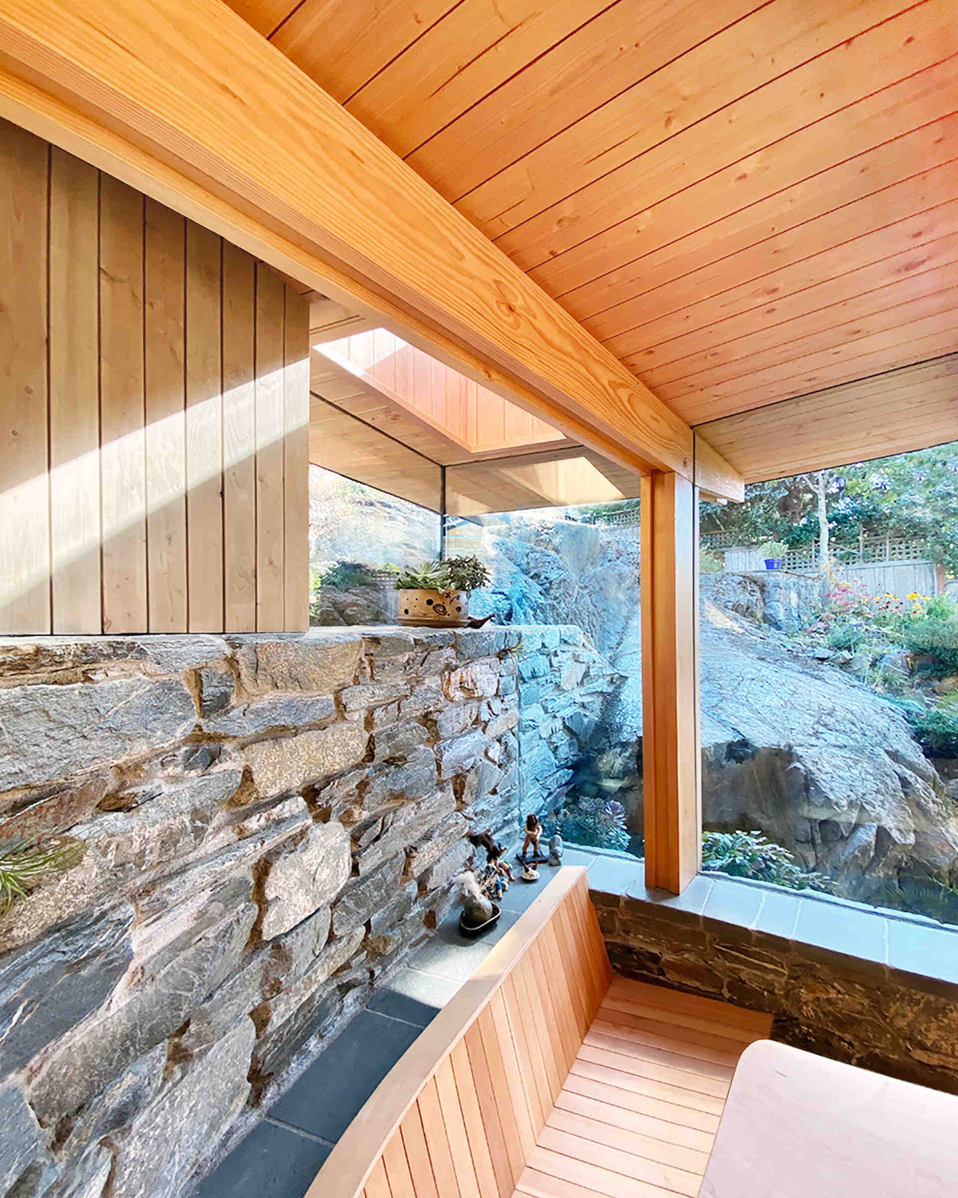 Built in seating and concealed storage allow the room to shift from work to family life, keeping the space calm, flexible, and uncluttered.