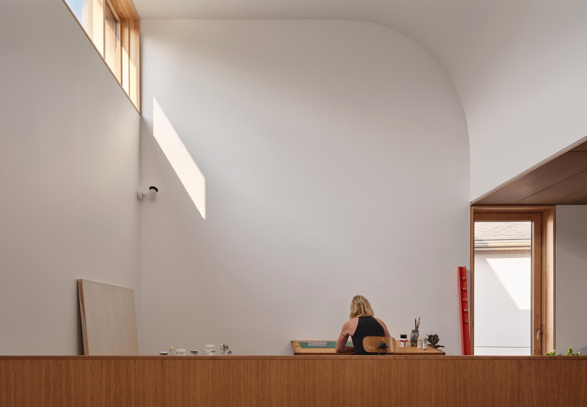 At the center of the house is the painting studio, developed collaboratively with the owner through iterative studies and virtual light simulations. 