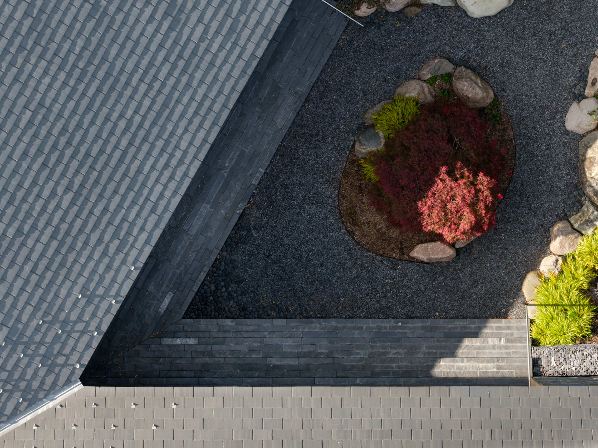 La pizarra negra y el fresno blanco crean un telón de fondo tranquilo y reflexivo para la luz y las vistas en esta residencia en forma de AY en Detroit.