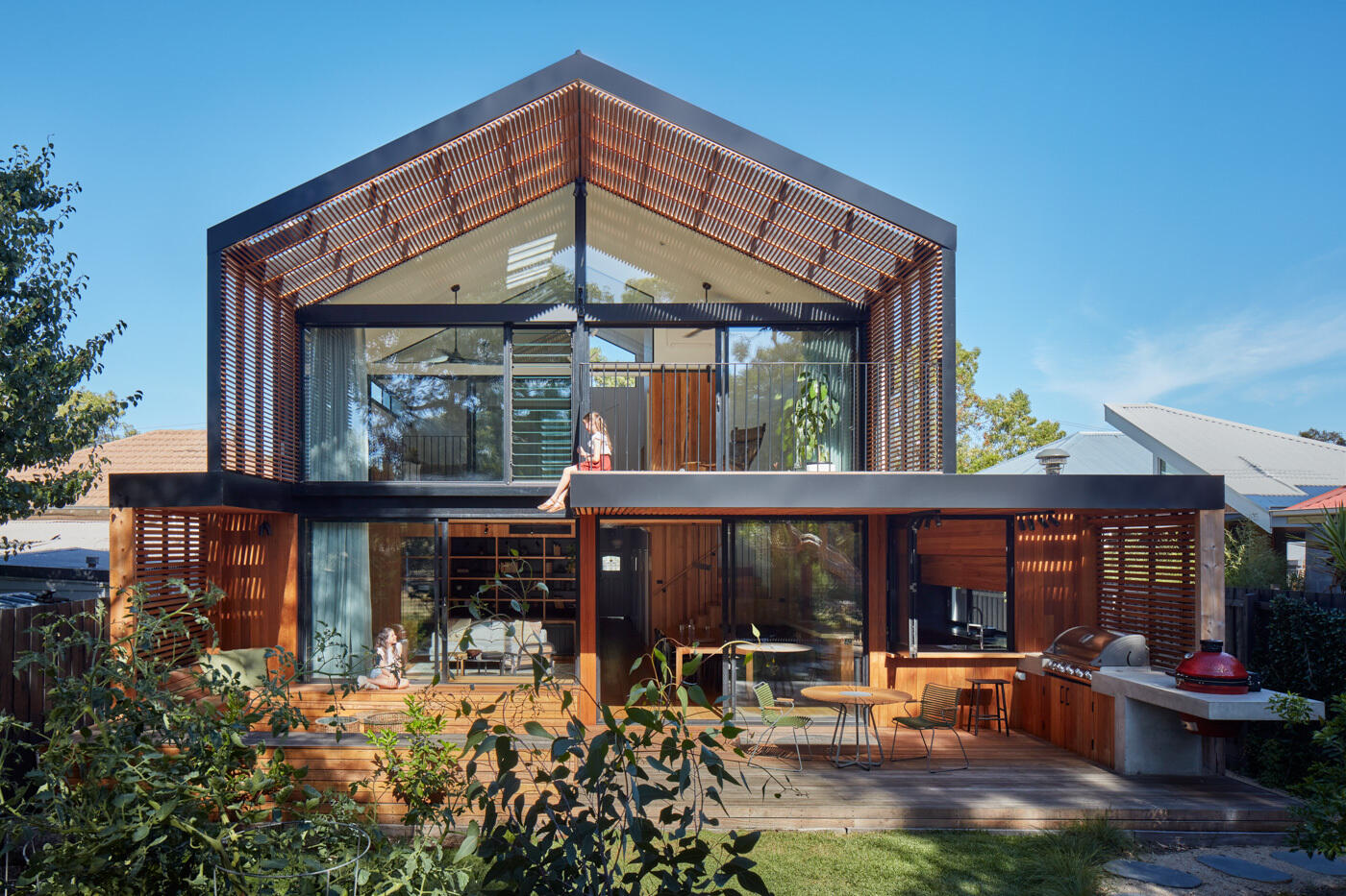 Una extensión de la casa trasera diseñada por Ben Callery Architects conecta la vida familiar con el parque a través de un diseño biofílico, madera y luz natural.