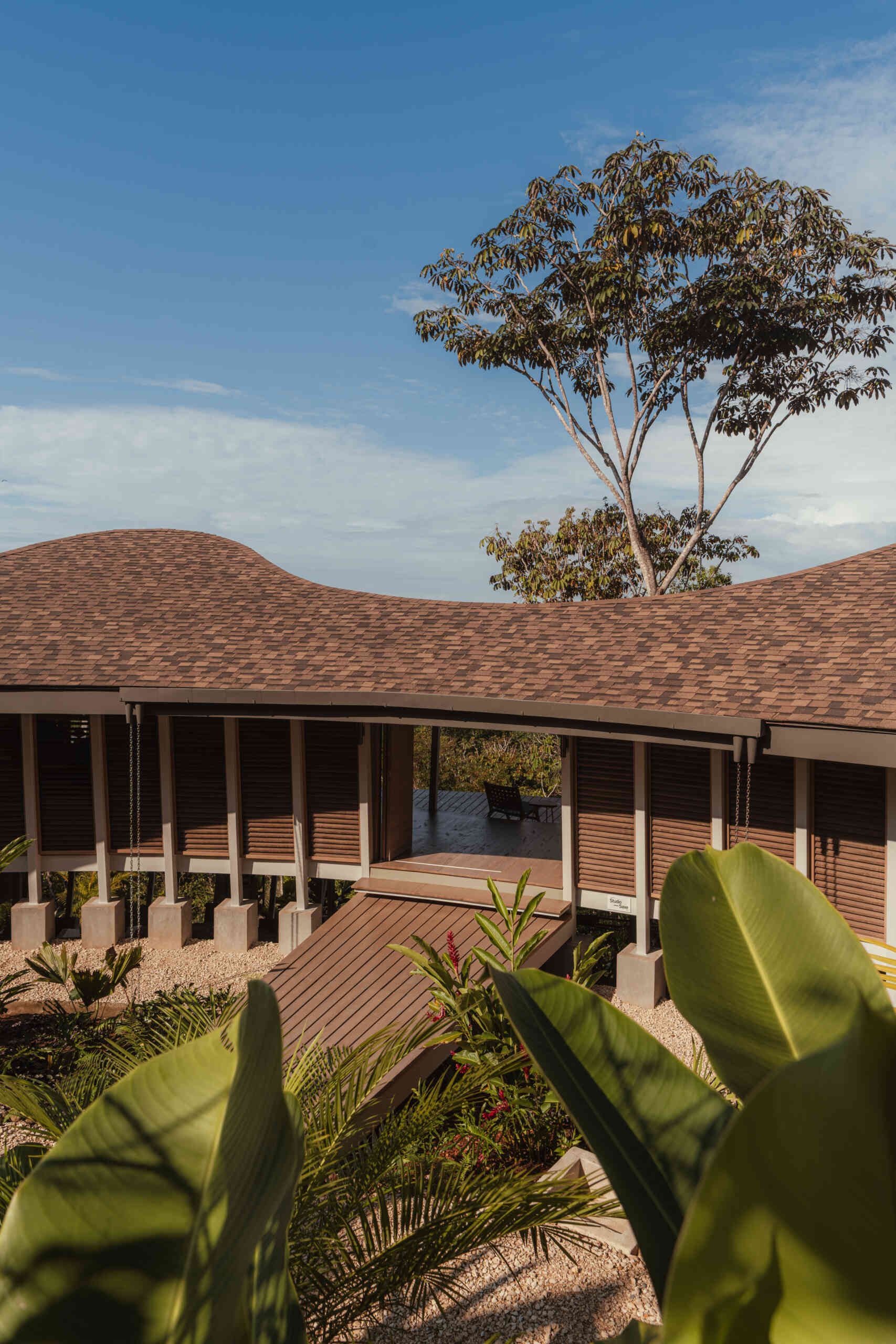 Arrival to this unique home is shaped by elevation and openness. The house sits lightly on the mountain, preserving natural water flows and vegetation beneath. From the moment of entry, the ocean remains present, drawing the eye outward and reinforcing the home’s complete orientation toward the Pacific.