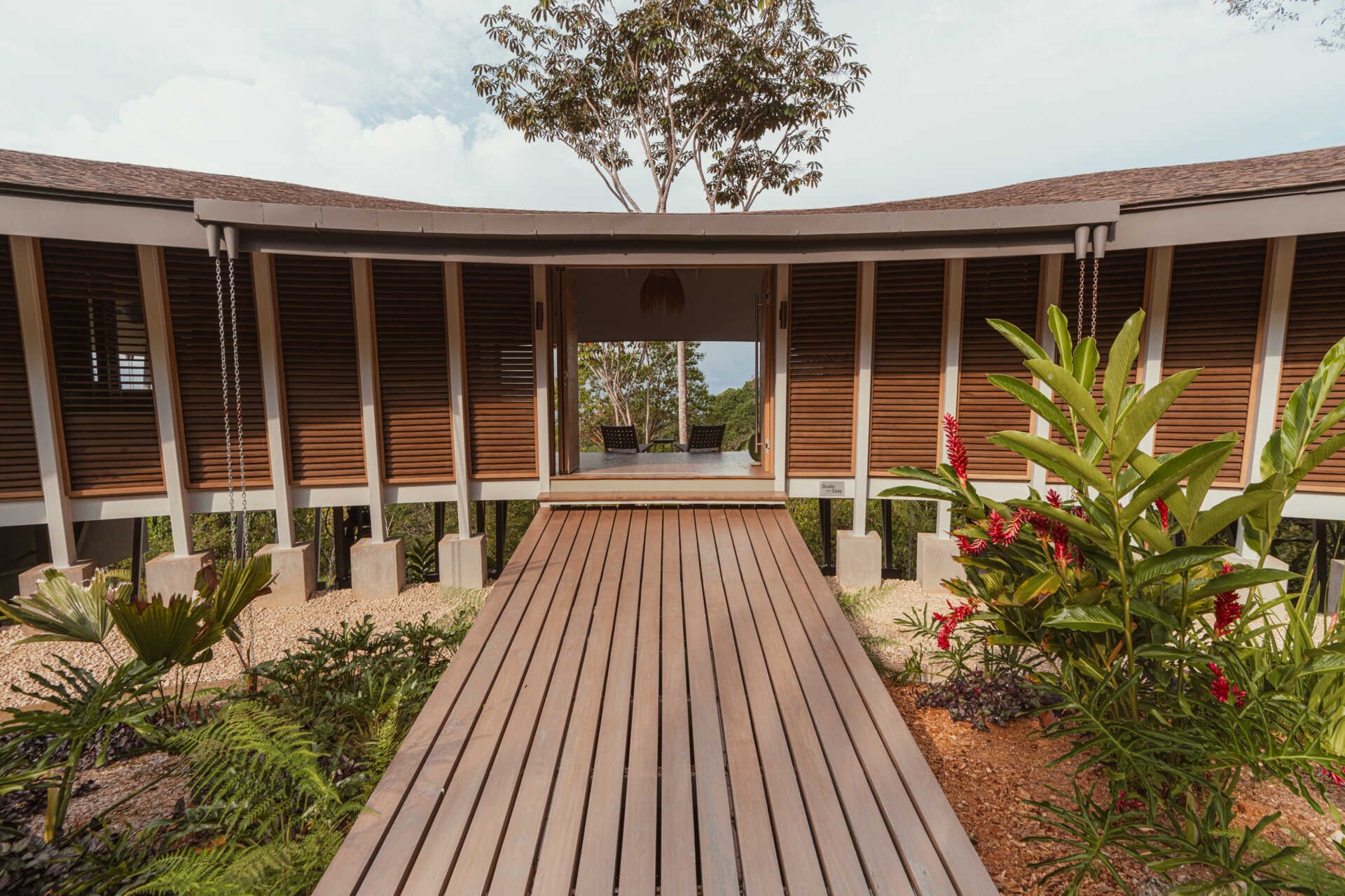 Arrival to this unique home is shaped by elevation and openness. The house sits lightly on the mountain, preserving natural water flows and vegetation beneath. From the moment of entry, the ocean remains present, drawing the eye outward and reinforcing the home’s complete orientation toward the Pacific.