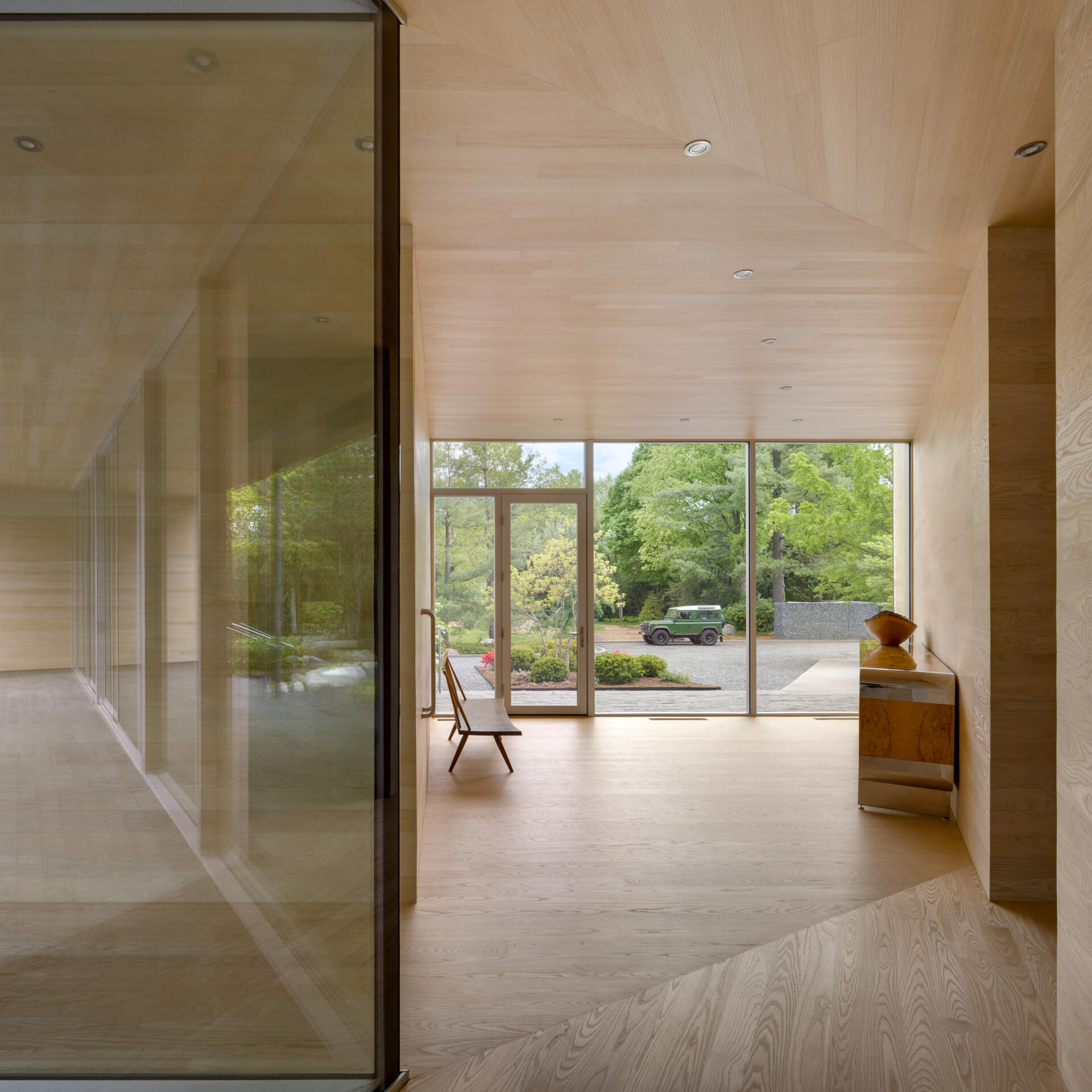 La entrada principal orientada al sur está cuidadosamente alineada con el movimiento estacional del sol. En invierno, la luz del sol llega profundamente al espacio. Durante los meses más cálidos, la entrada se mantiene fresca. Cada abertura en el exterior de pizarra revela la calidez del interior de madera, marcando claramente la transición del exterior al interior.