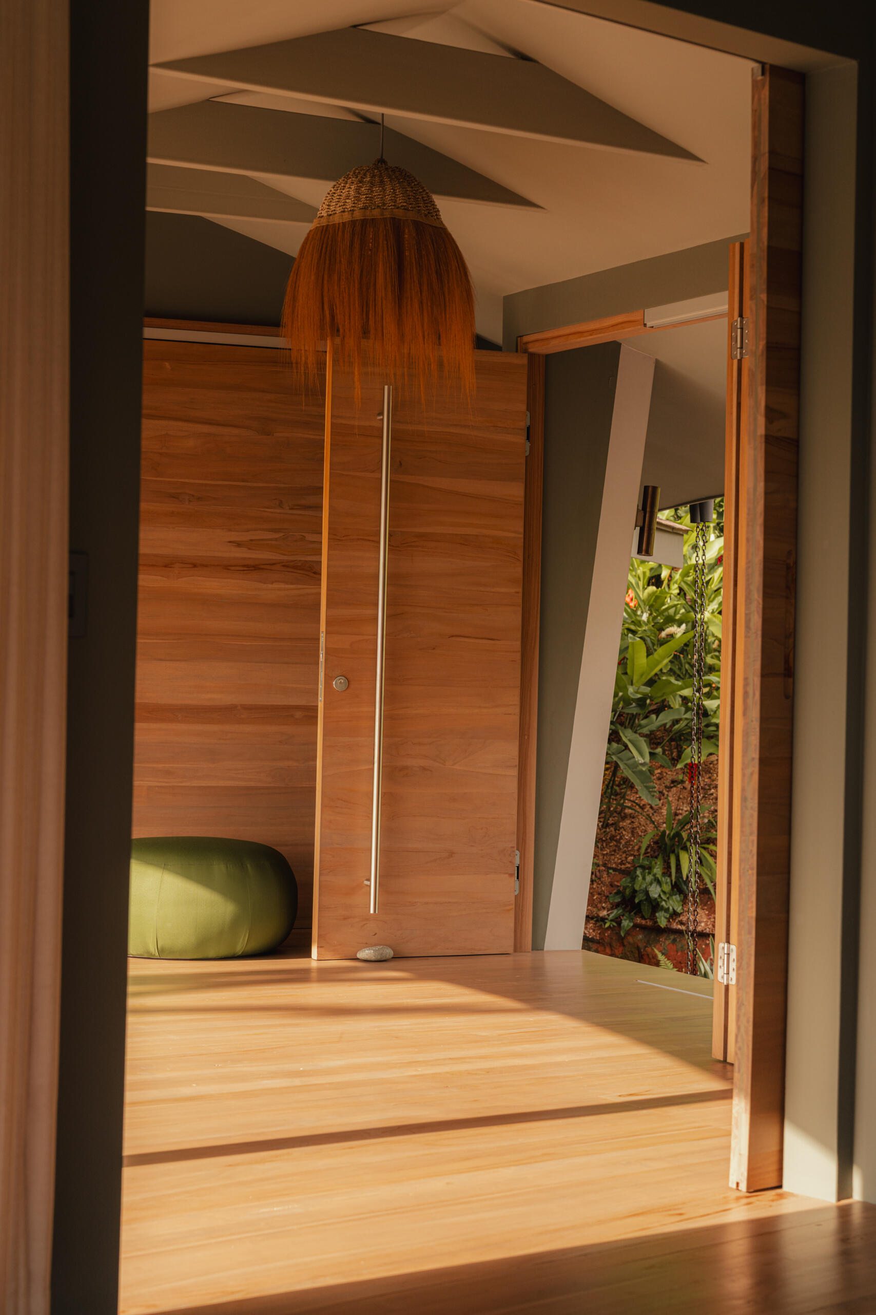 Arrival to this unique home is shaped by elevation and openness. The house sits lightly on the mountain, preserving natural water flows and vegetation beneath. From the moment of entry, the ocean remains present, drawing the eye outward and reinforcing the home’s complete orientation toward the Pacific.