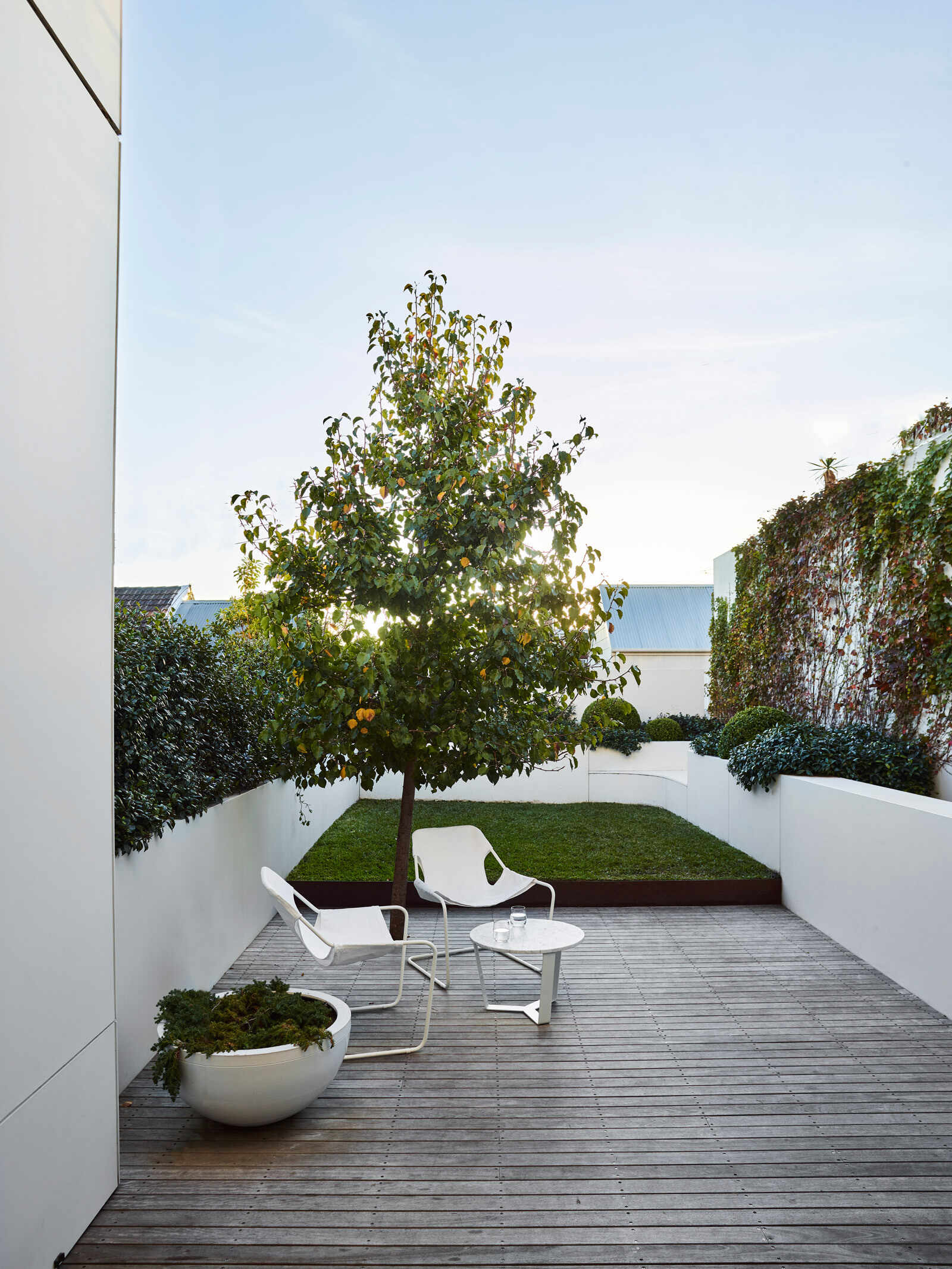 Los asientos al aire libre incorporados convierten el jardín en una extensión de la casa.