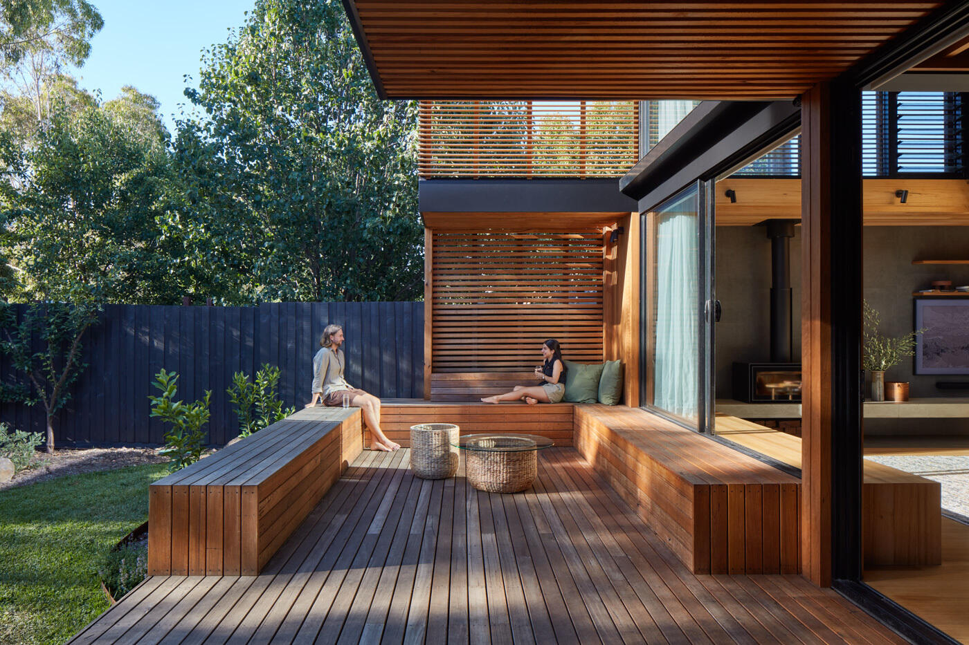 Existe espacio exterior adicional en forma de sala de estar al aire libre que incluye bancos envolventes.