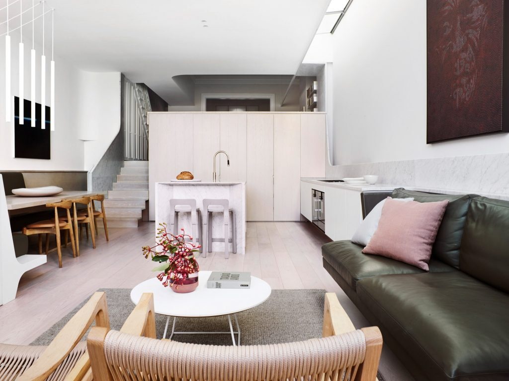 Ingrese a esta casa victoriana de Sydney transformada por Smart Design Studio, donde las características originales se combinan con ampliaciones modernas llenas de luz y una vida interior y exterior perfecta.