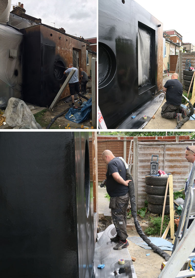 Esta moderna extensión de casa londinense negra está recubierta de poliurea Prokol, un caucho industrial sin costuras que ofrece durabilidad, bajo costo e impacto visual.