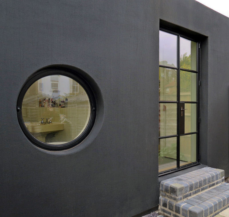 Esta moderna extensión de casa londinense negra está recubierta de poliurea Prokol, un caucho industrial sin costuras que ofrece durabilidad, bajo costo e impacto visual.