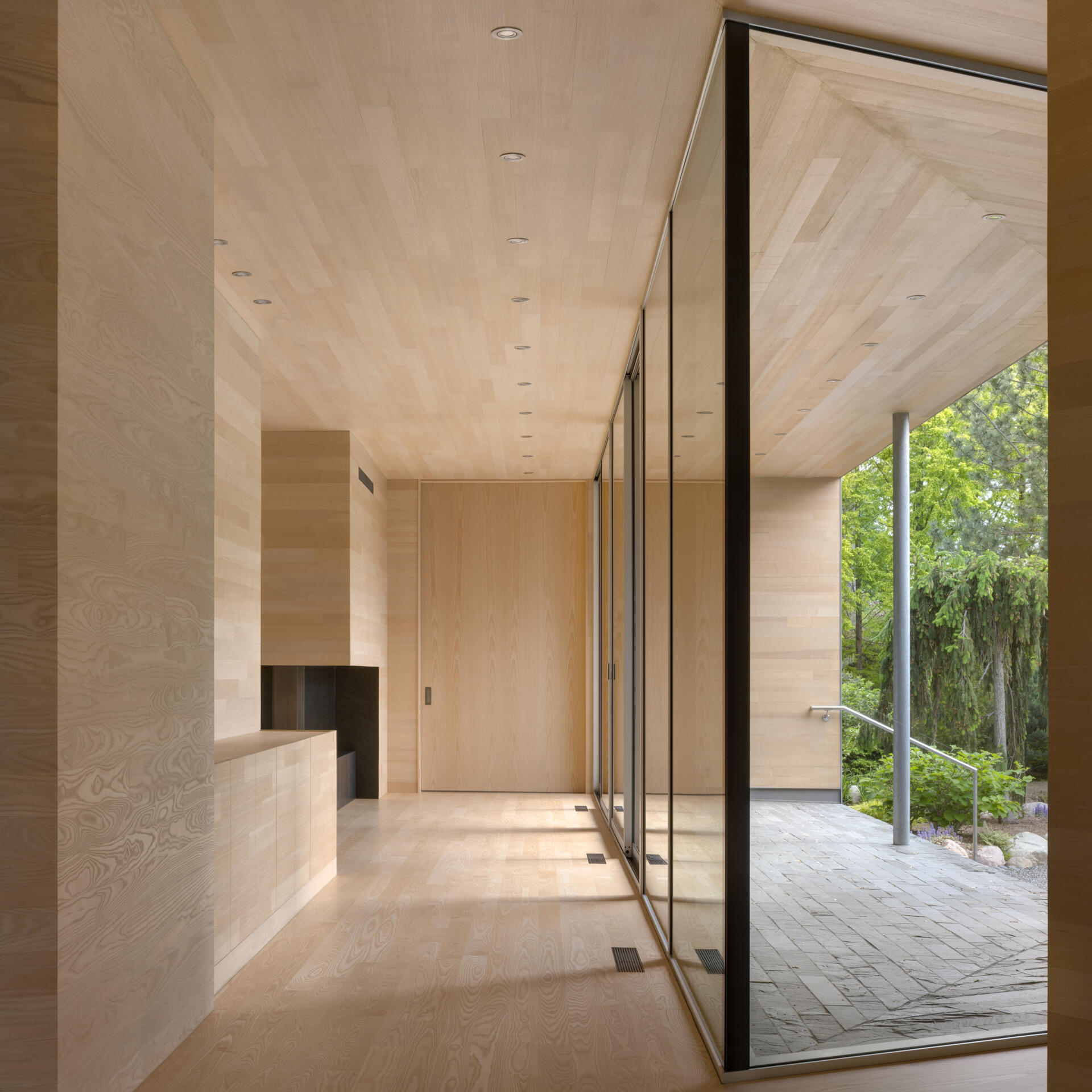 Grandes puertas correderas abren el interior a un balcón envolvente que conduce al jardín.