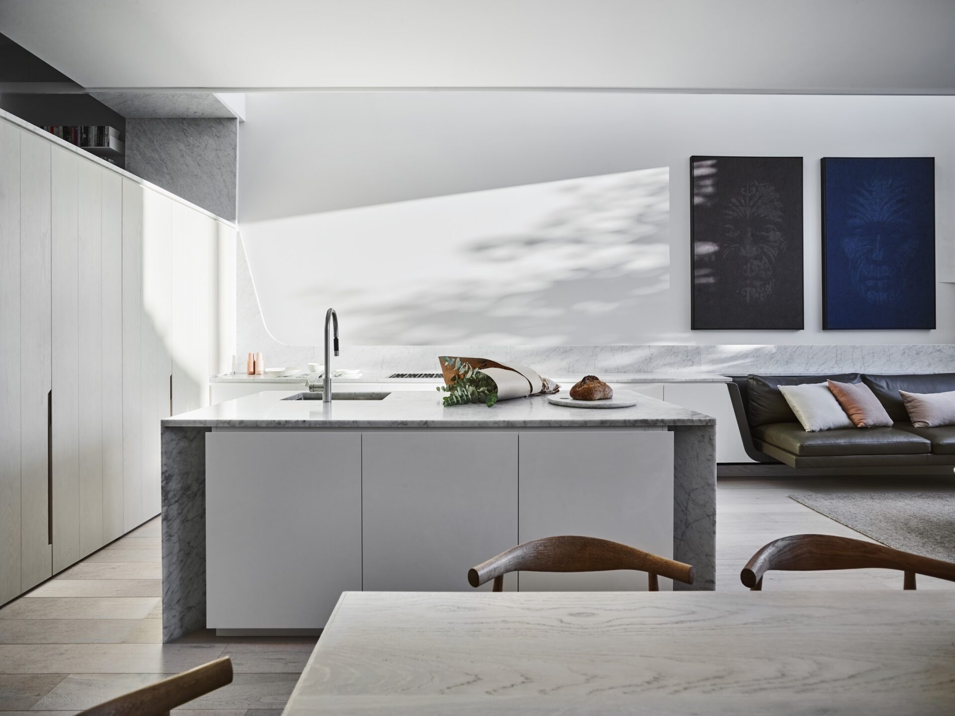 La sencilla cocina cuenta con un amplio espacio de almacenamiento y un tragaluz que inunda el espacio con una luz suave.