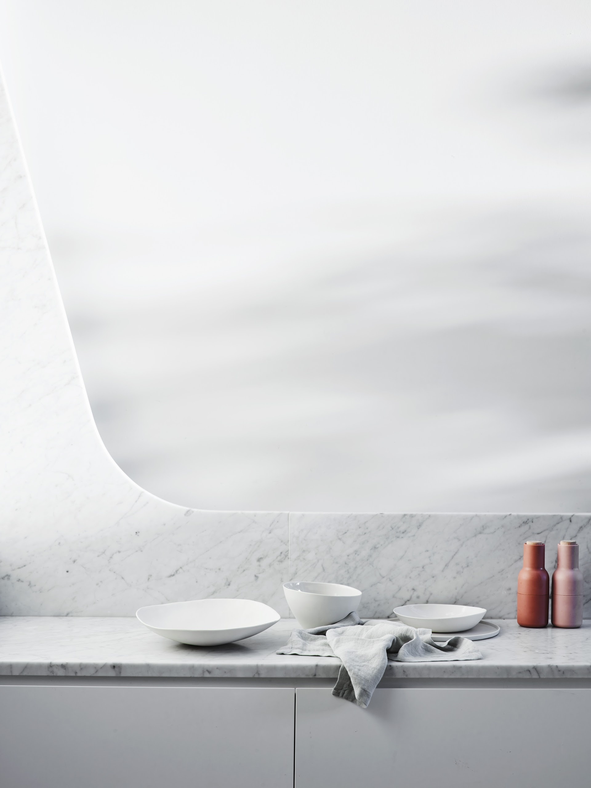 La sencilla cocina cuenta con un amplio espacio de almacenamiento y un tragaluz que inunda el espacio con una luz suave.