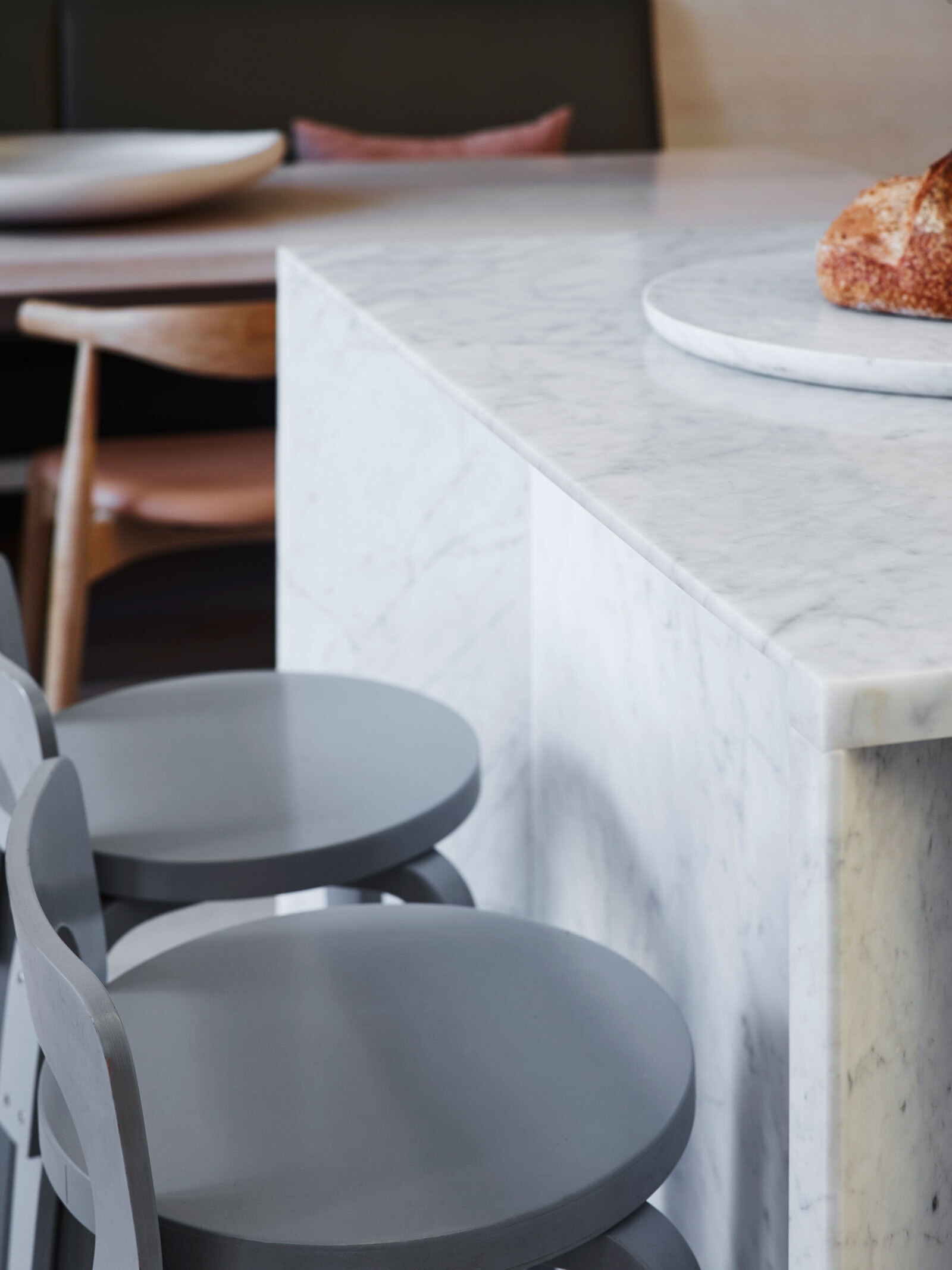 La sencilla cocina cuenta con un amplio espacio de almacenamiento y un tragaluz que inunda el espacio con una luz suave.