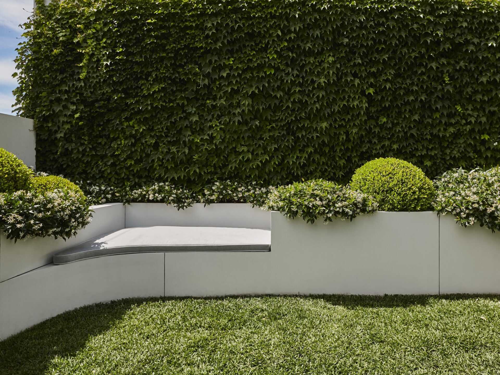 Los asientos al aire libre incorporados convierten el jardín en una extensión de la casa.