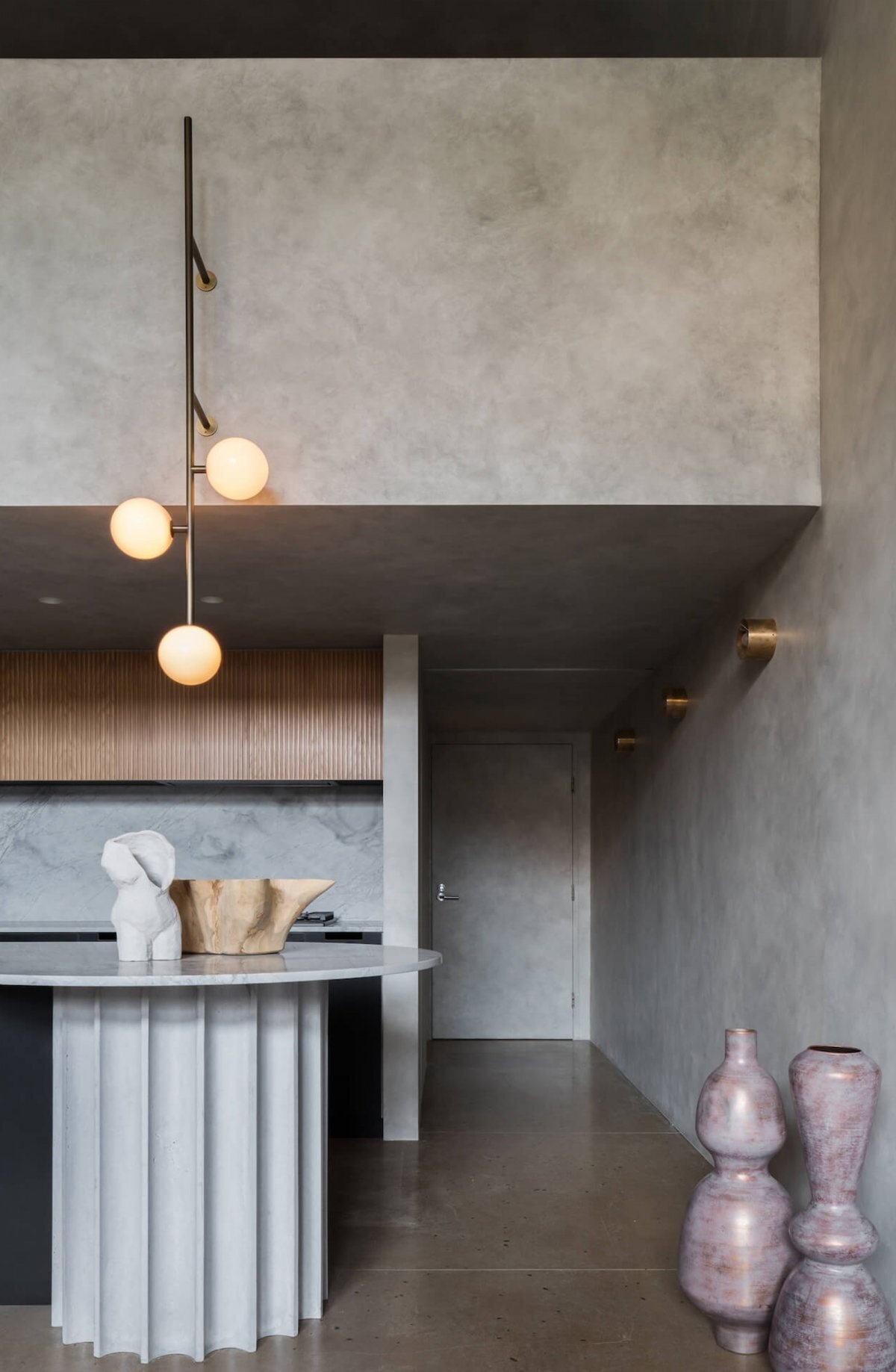 Killing Matt Woods diseñó un interior tipo loft oscuro y de mal humor en Sydney para dos profesionales creativos que querían un espacio que fuera a la vez arquitectónico y personal.