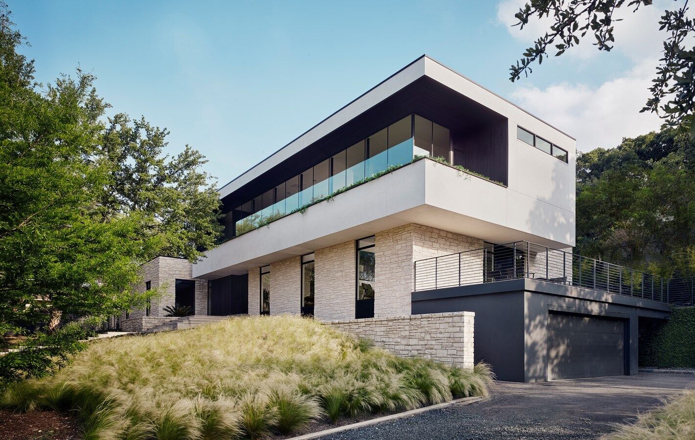 Un espectacular nivel superior en voladizo agrega altura, luz y carácter moderno a esta casa renovada de Austin.