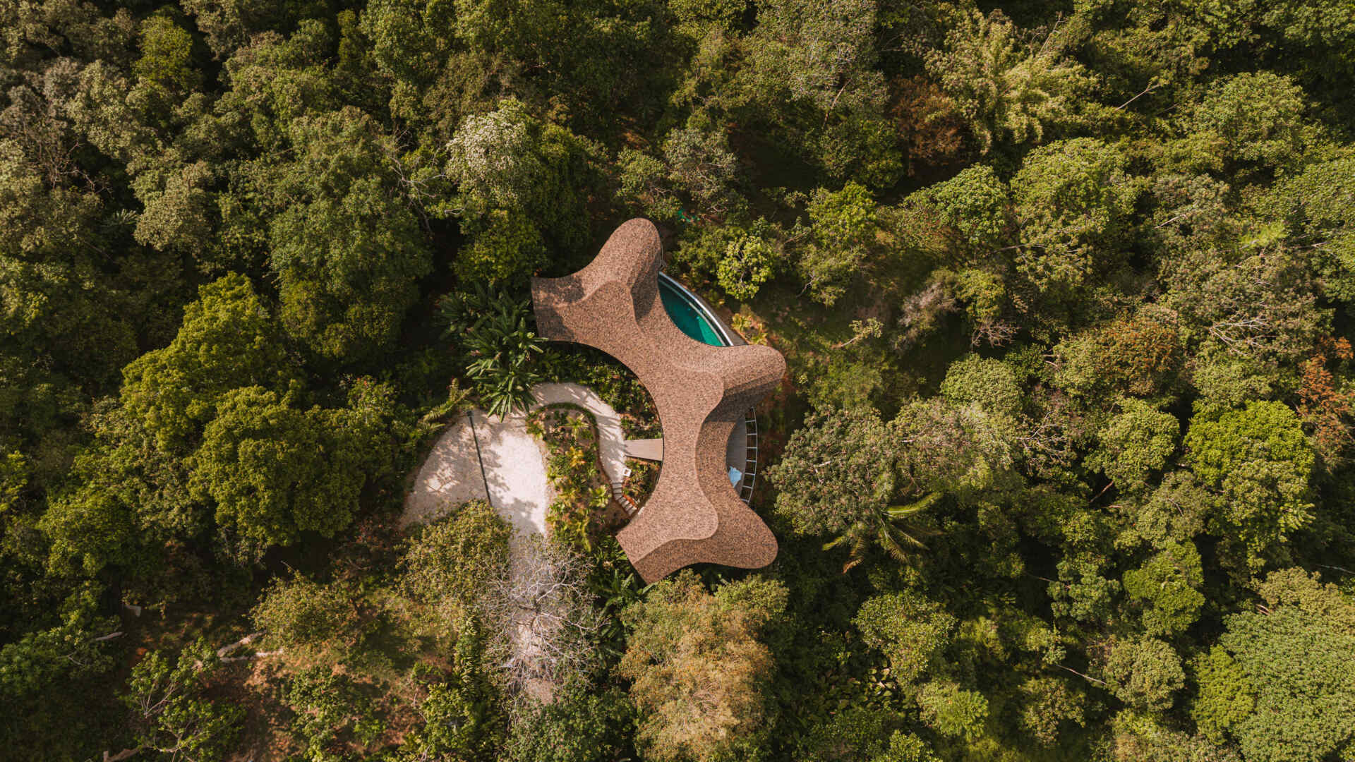 Ojo de Nila is a modular Costa Rican home by Studio Saxe featuring a flowing roof, open air living, and a bioclimatic design shaped by land and climate.