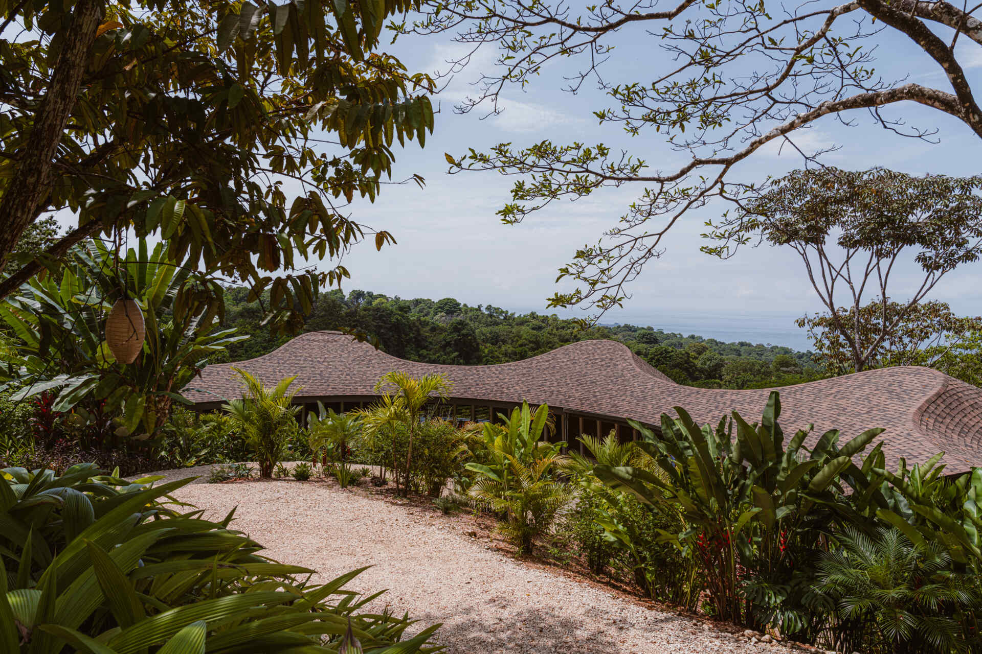 Ojo de Nila is a modular Costa Rican home by Studio Saxe featuring a flowing roof, open air living, and a bioclimatic design shaped by land and climate.