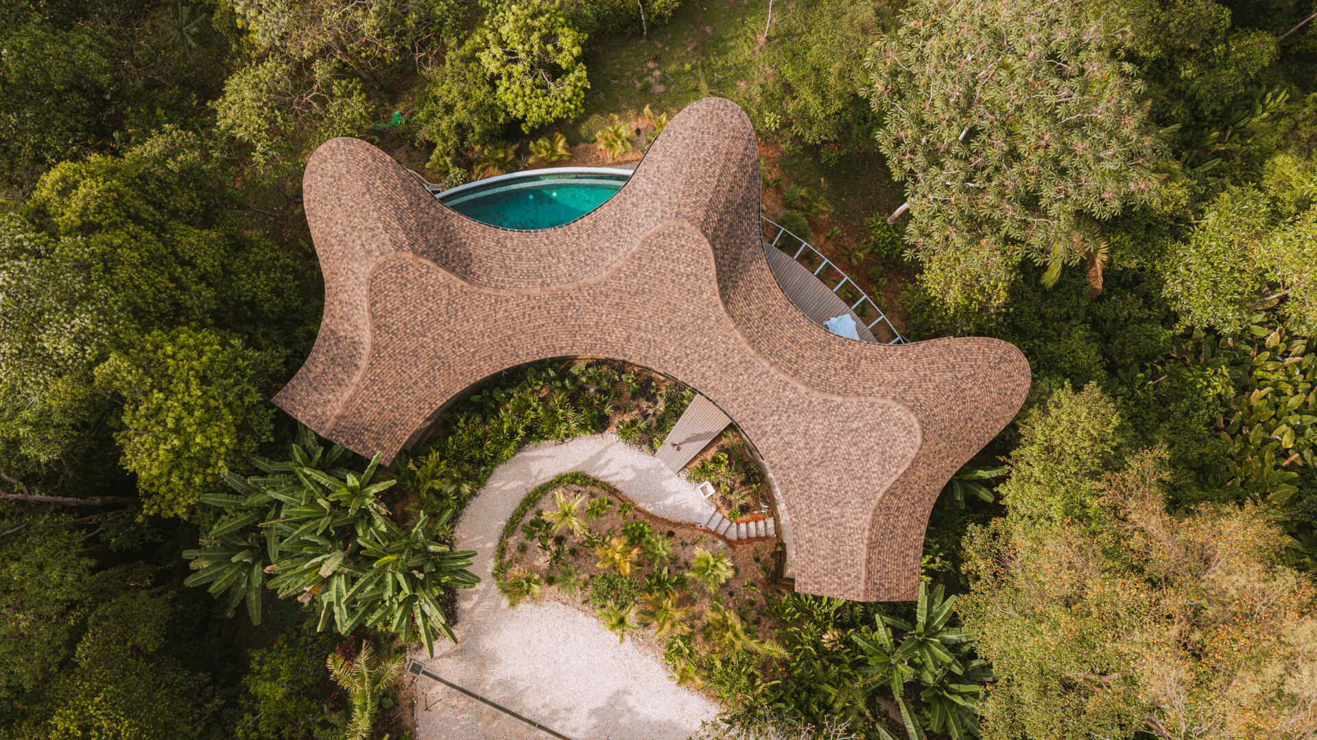 Ojo de Nila is a modular Costa Rican home by Studio Saxe featuring a flowing roof, open air living, and a bioclimatic design shaped by land and climate.