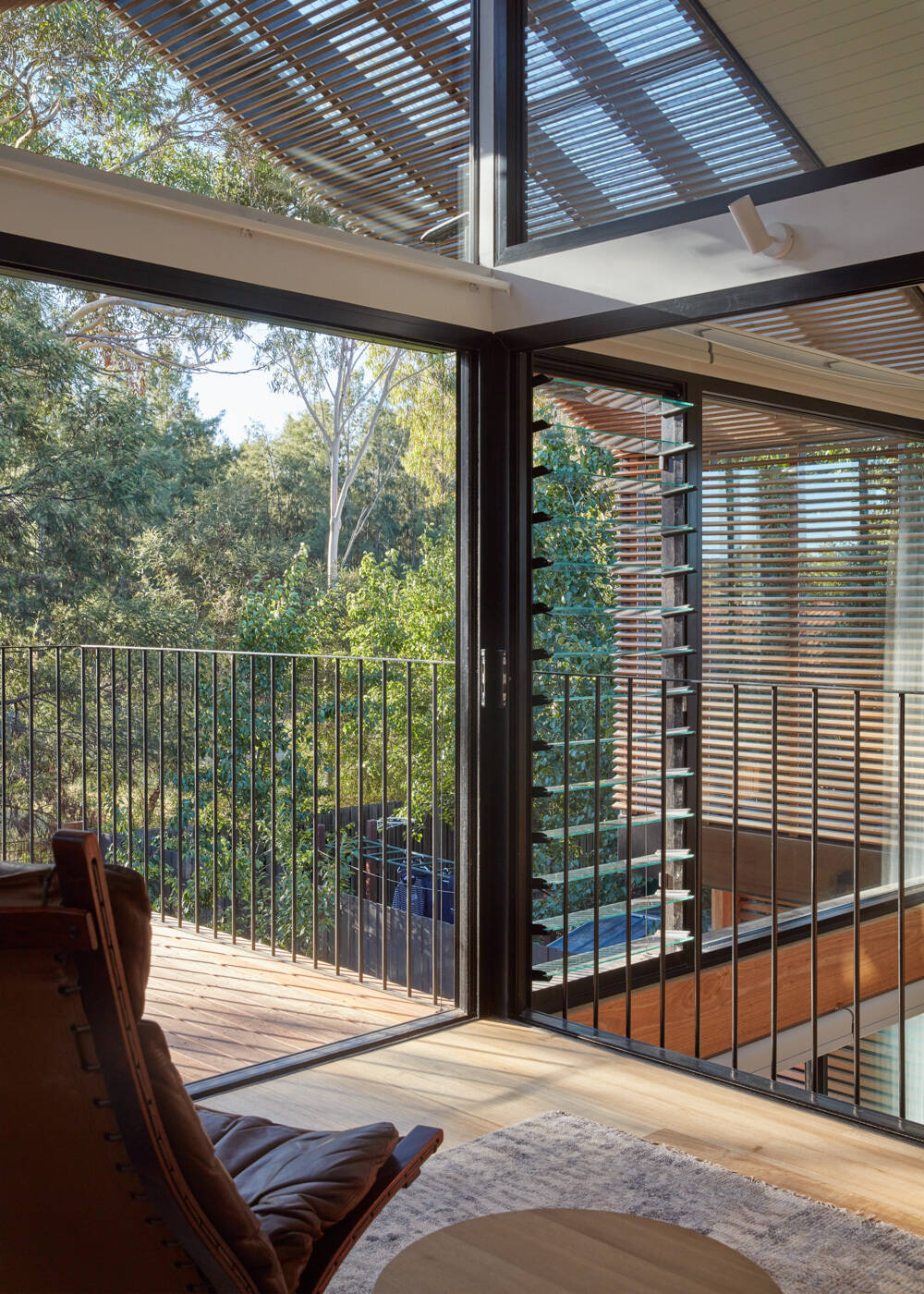 Hay una pequeña zona para sentarse al final del pasillo de arriba que da a la sala de estar de abajo y conduce al balcón.