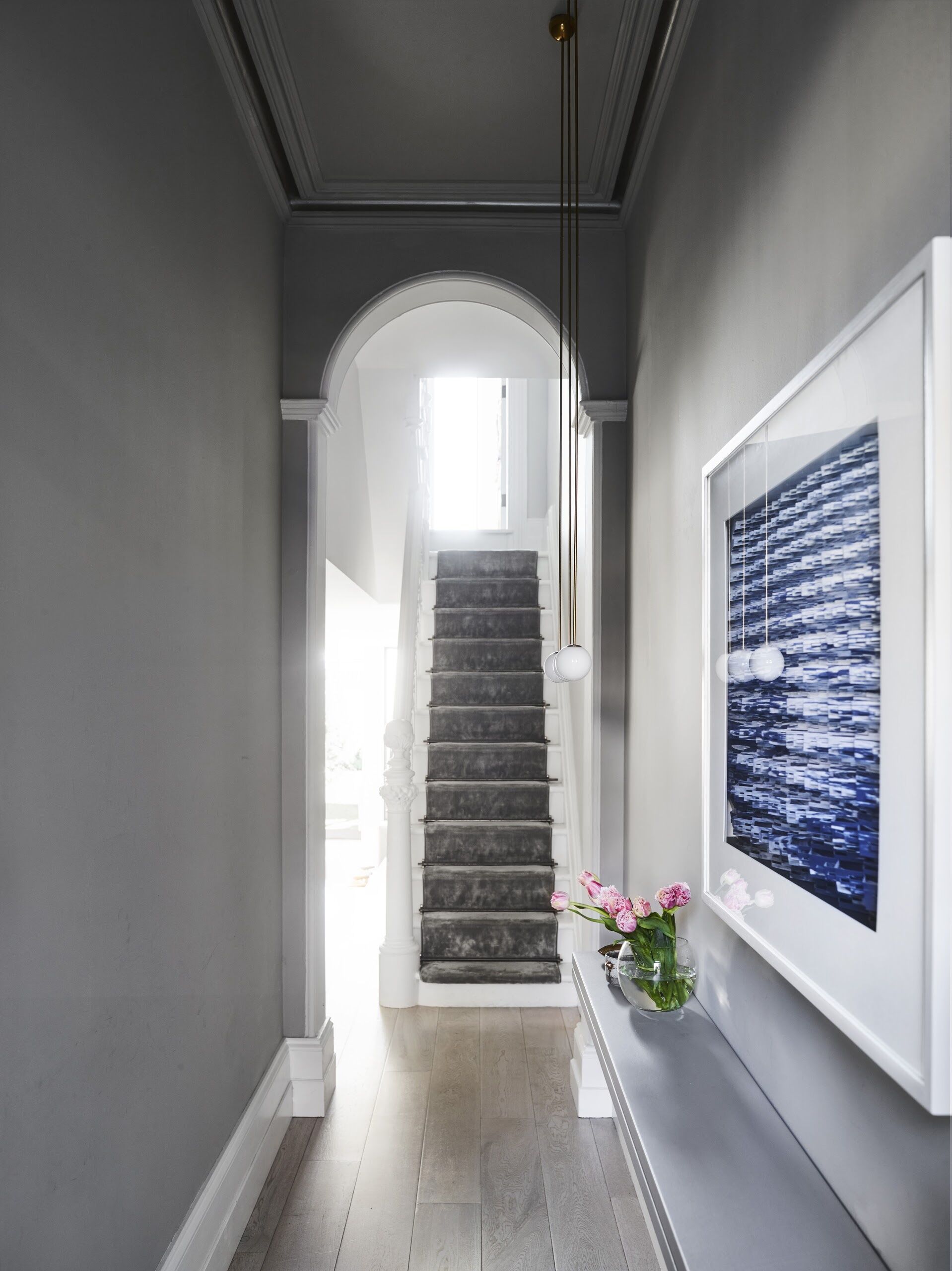 Una actualización sofisticada de la casa victoriana que conserva su encanto original al tiempo que introduce luz, espacio y una extensión trasera contemporánea.