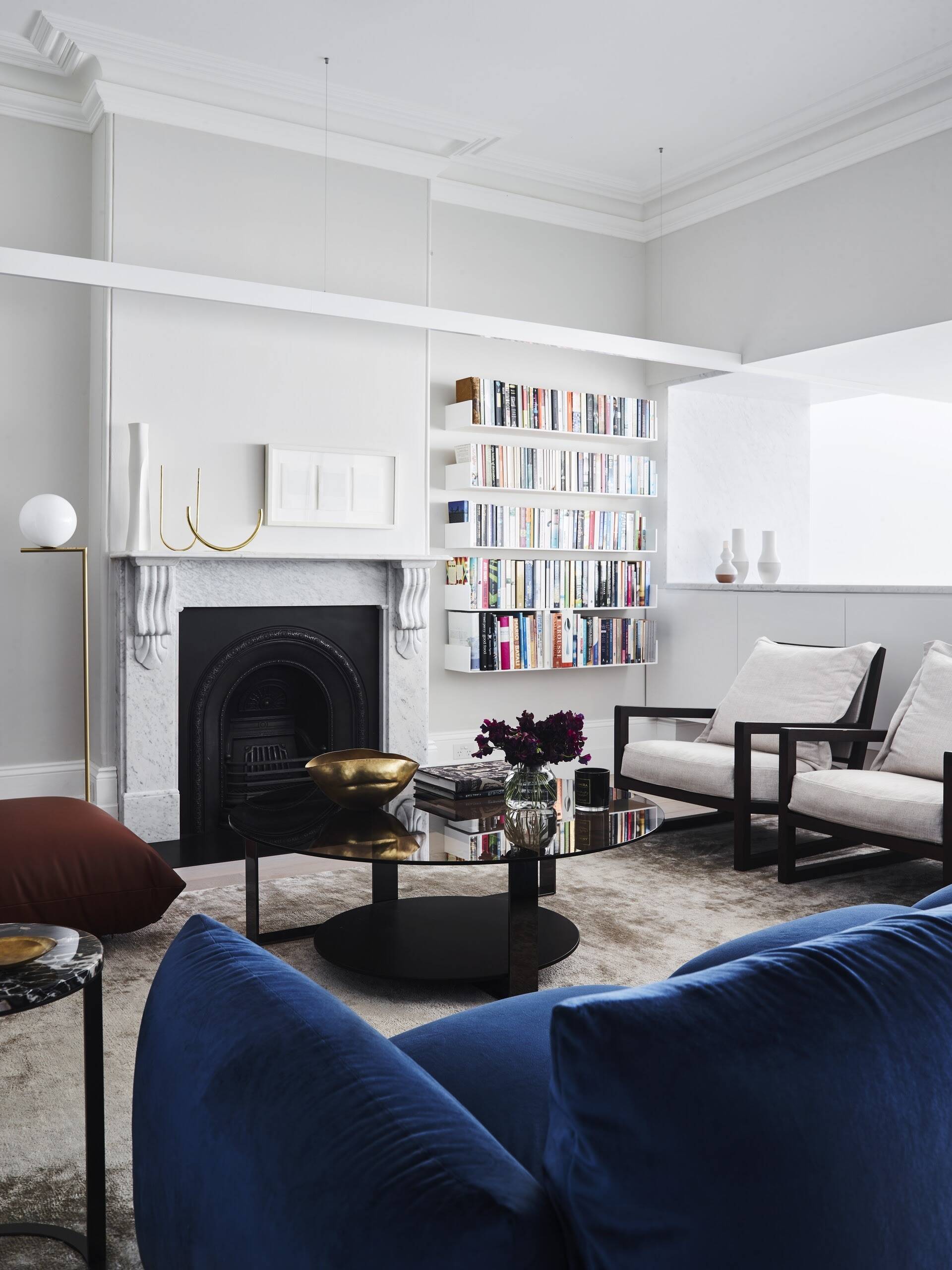 Sala de estar formal, estilo victoriano original combinado con detalles limpios y modernos.