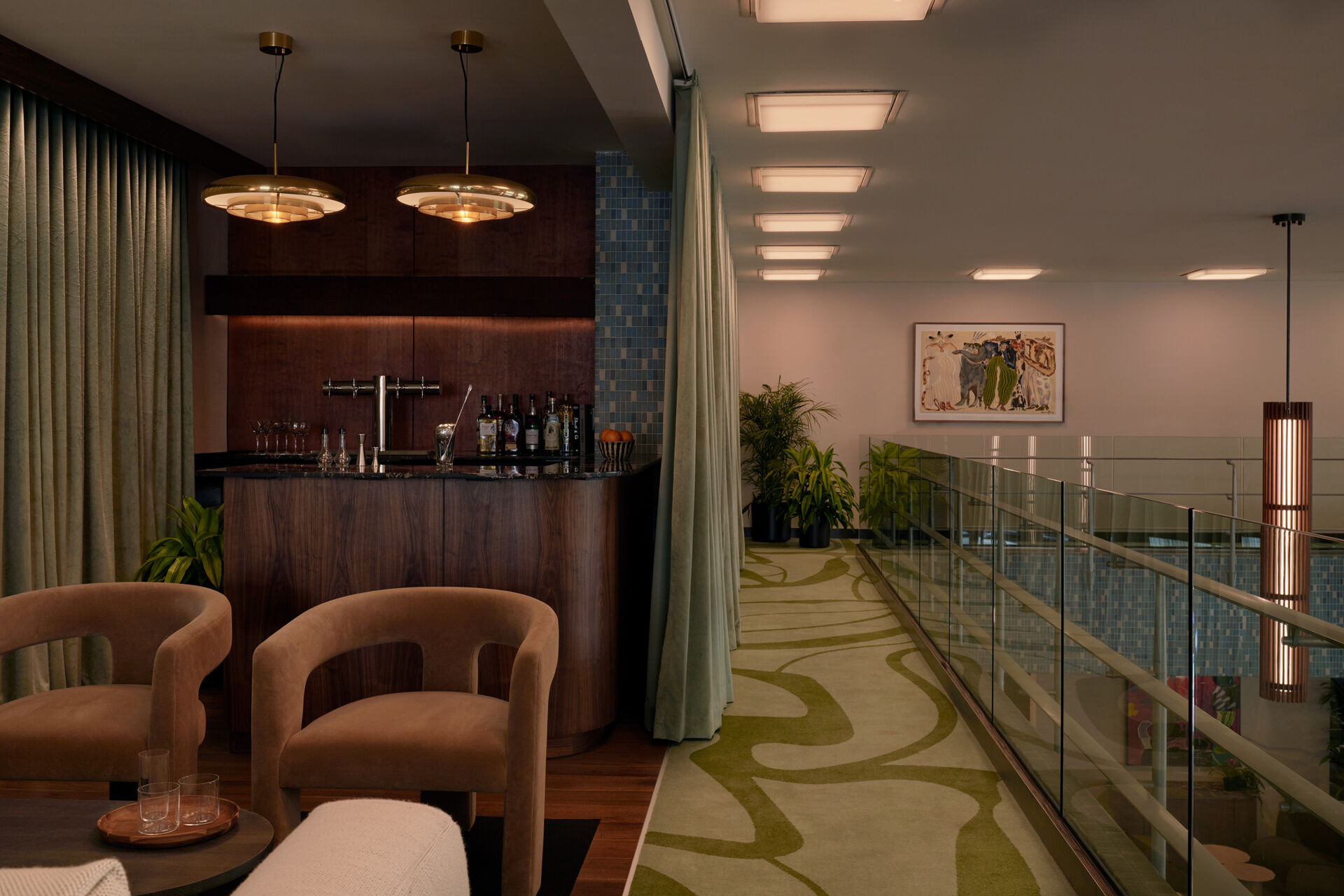 The mezzanine level overlooks the lobby and continues the conversation between past and present. A custom carpet inspired by Savannah’s gardens appears throughout public spaces, subtly linking interior movement to the city outside.
