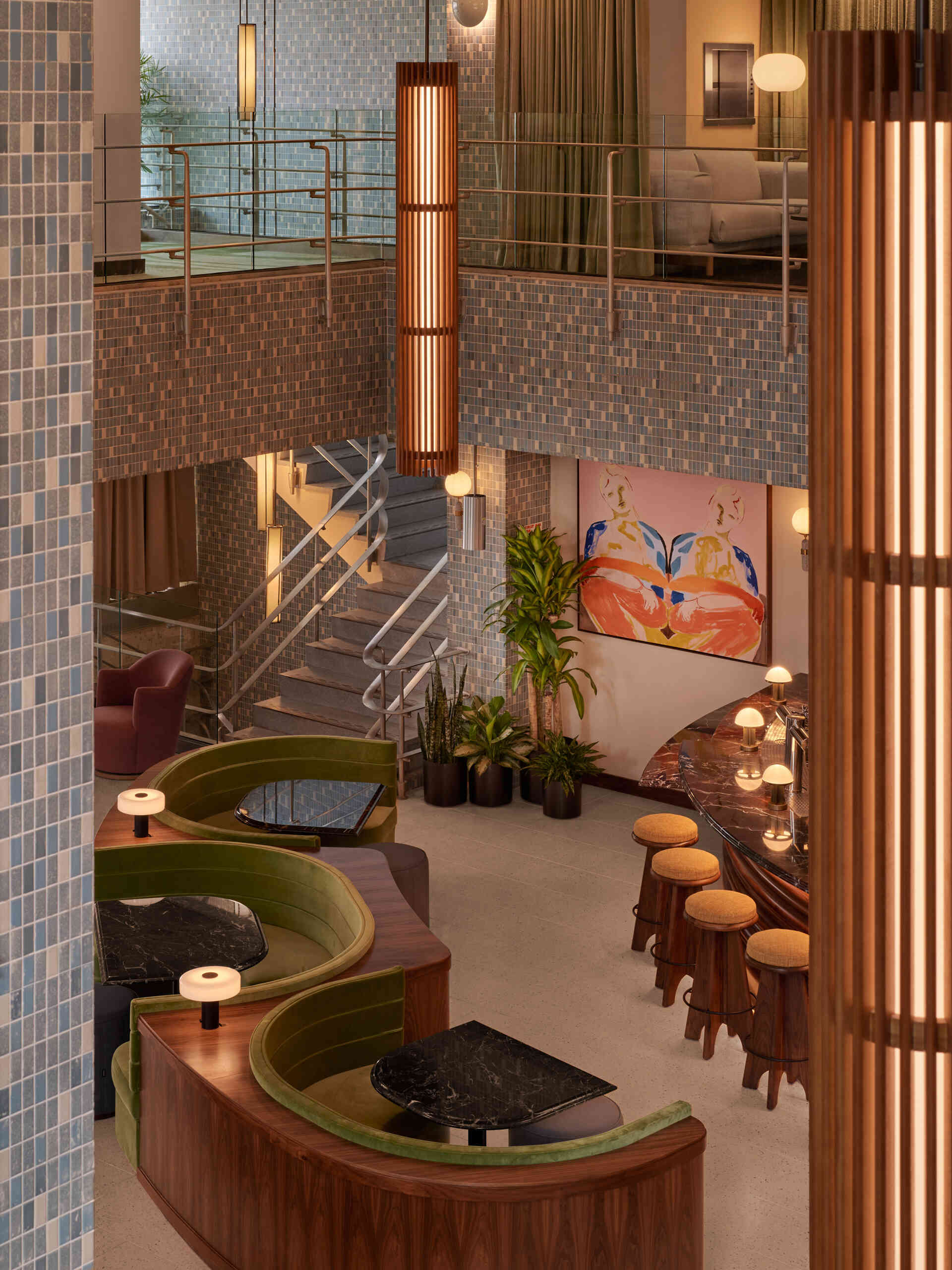 The mezzanine level overlooks the lobby and continues the conversation between past and present. A custom carpet inspired by Savannah’s gardens appears throughout public spaces, subtly linking interior movement to the city outside.