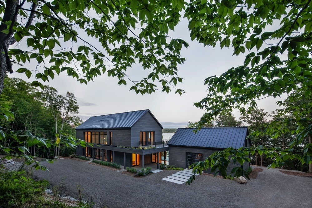 Inspired by the region’s long farm buildings, this contemporary barnhouse reimagines traditional forms with clean lines and a modern sensibility.