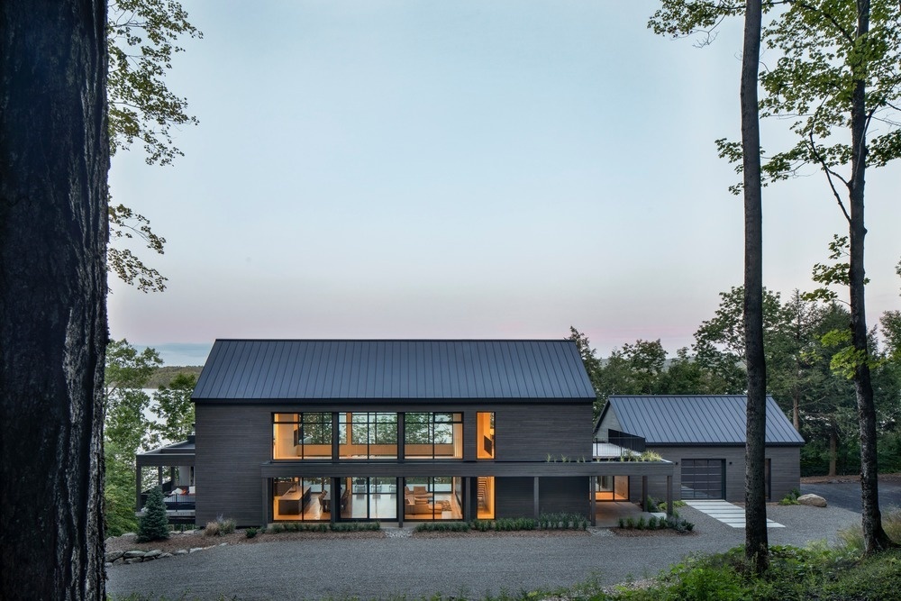 Inspired by the region’s long farm buildings, this contemporary barnhouse reimagines traditional forms with clean lines and a modern sensibility.